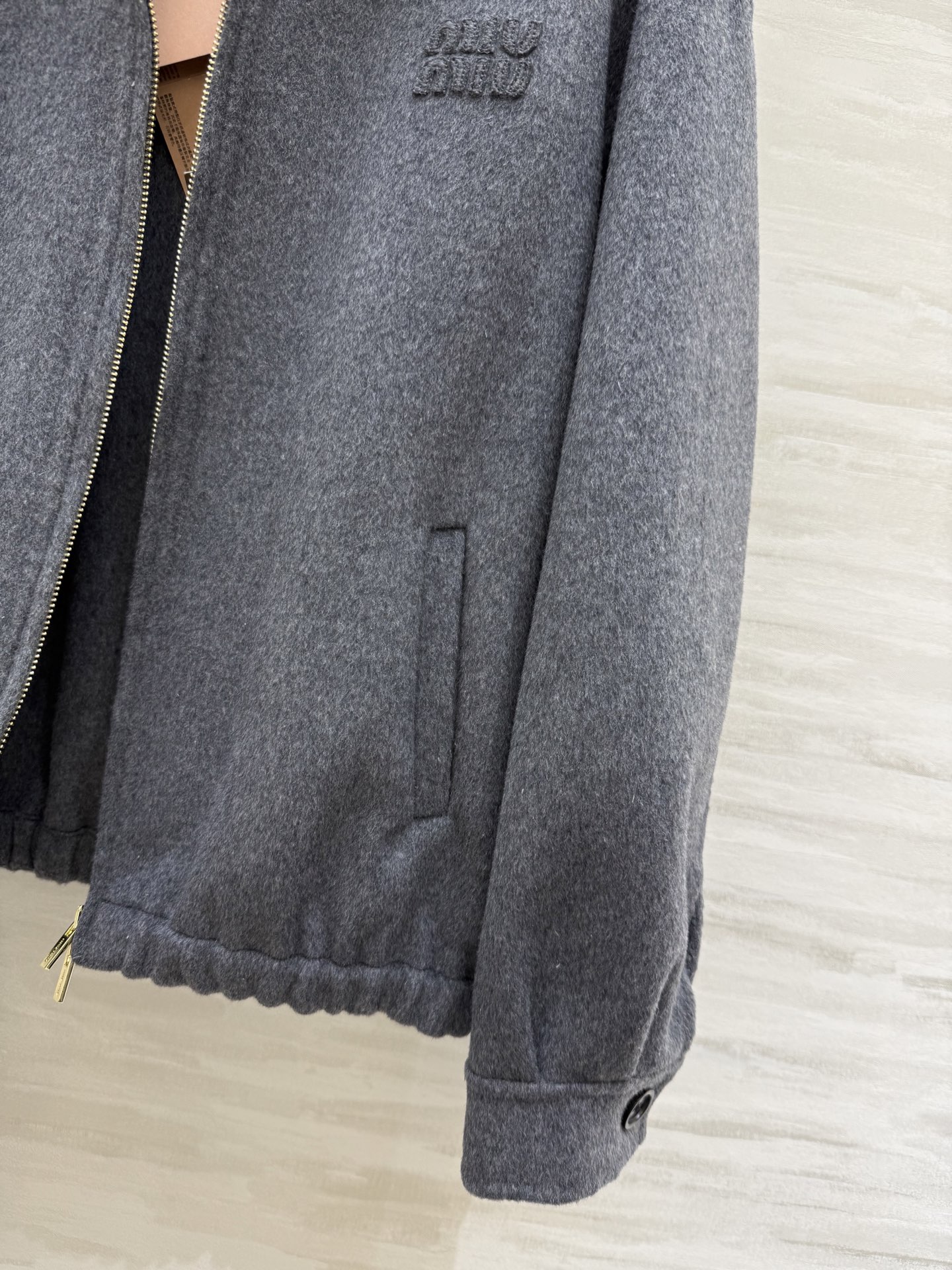 #Miumi♡²⁵双面呢羊毛夹克 浅灰色+翻领拉链设计 复古学院风满满 文艺气息十足 宽松版型对身材超友