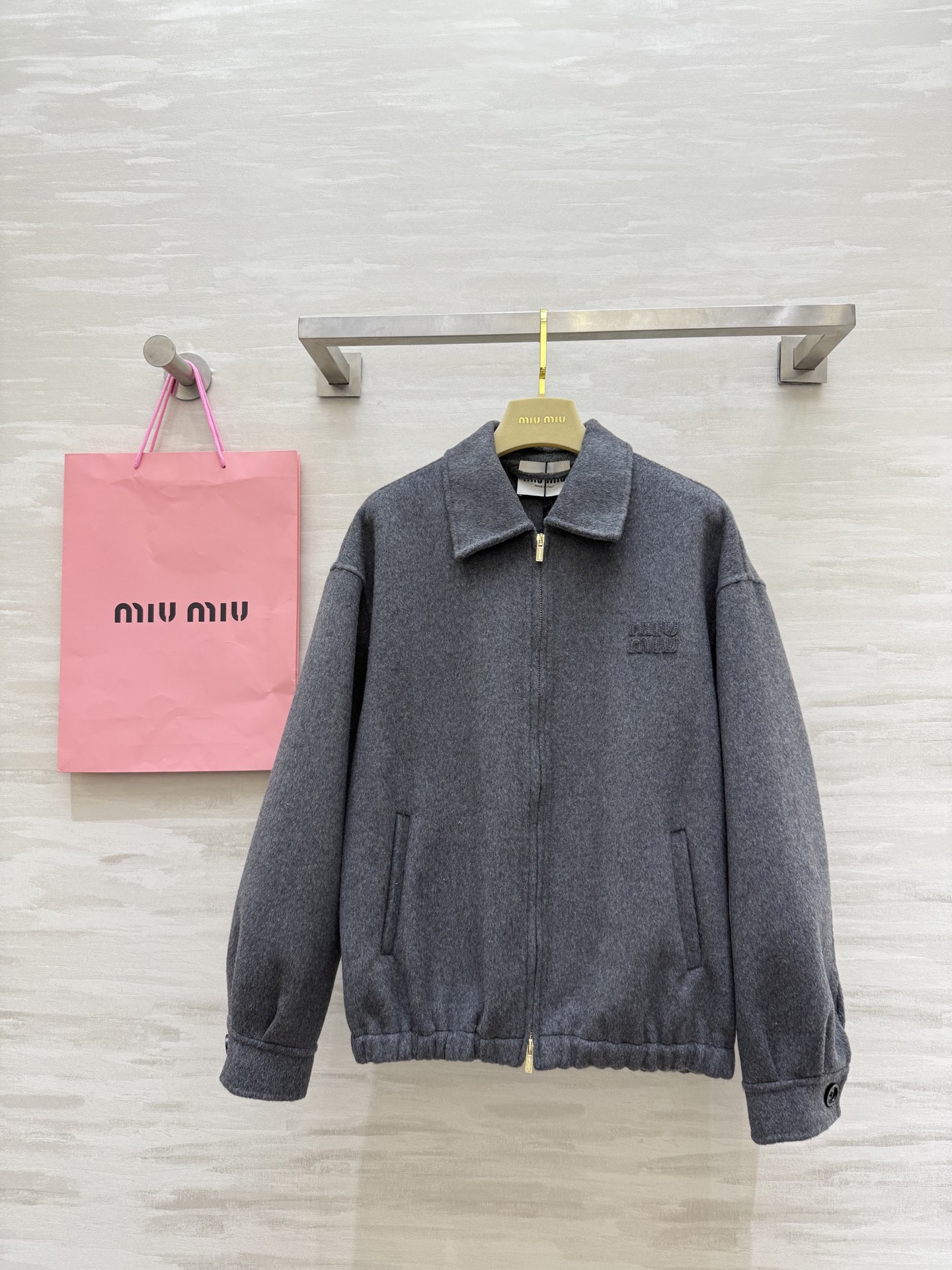 NO:587440,#Miumi double-faced woolen jacket, light gray + lapel zipper design, full of retro college style, full of literary atmosphere, loose version is super friendly to the figure, great for layering shirts or sweaters, easy to achieve layering and retro atmosphere ~ can be worn for commuting and leisure in autumn and winter, practical and fashionable, intellectual style get high-quality customization, available in stock first size S/M/L (S size shoulder width 42, bust 108, length 59),,miumiu,jackets &  coats,shirts,alexander wang19860909#Miumi双面呢羊毛夹克 浅灰色+翻领拉链设计 复古学院风满满 文艺气息十足 宽松版型对身材超友好 叠穿衬衫或针织衫都很出彩 层次感和复古氛围轻松拿捏～秋冬通勤、休闲都能穿,实用又时髦,知识分子风get高品质定制 现货首发sizeS/M/L（s码肩宽42,胸围108,衣长59）,,miumiu,jackets & coats,shirts,alexander wang,Women's clothing