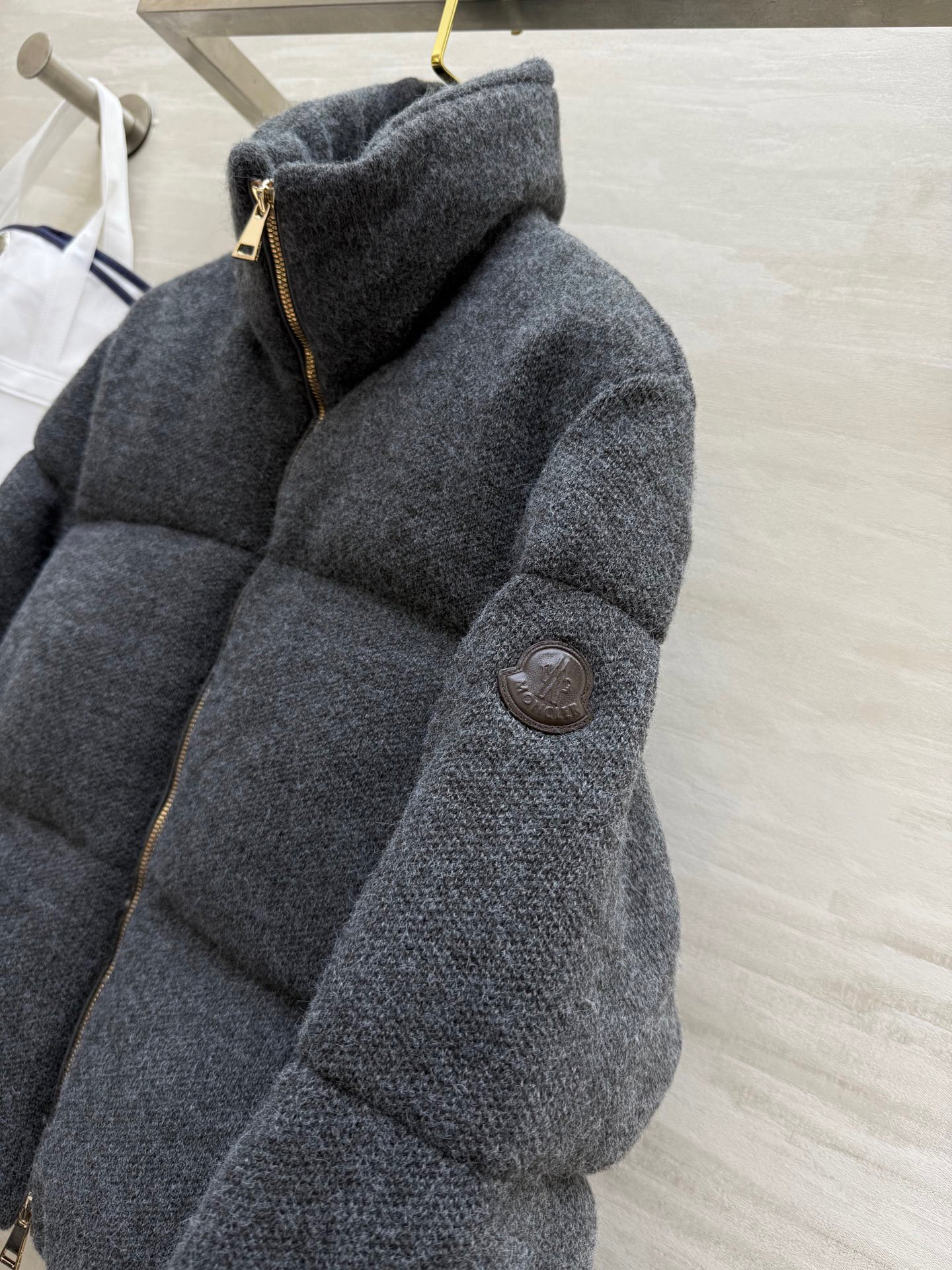 #Moncle♡²⁵秋冬新款 羊绒羊毛短款Breze鹅绒服 外层94%山羊绒➕6%羊毛质地 内里填充90