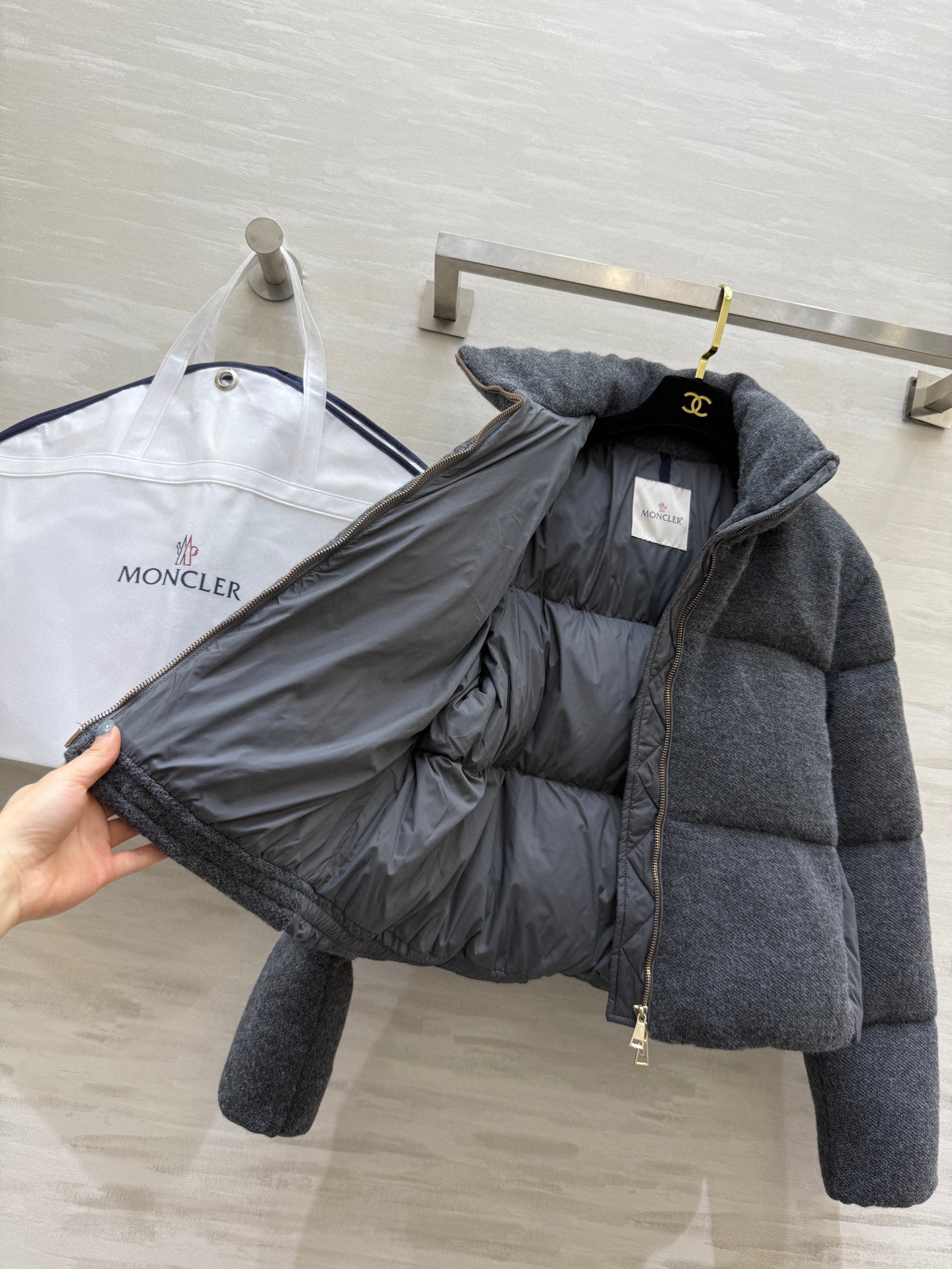 #Moncle♡²⁵秋冬新款 羊绒羊毛短款Breze鹅绒服 外层94%山羊绒➕6%羊毛质地 内里填充90