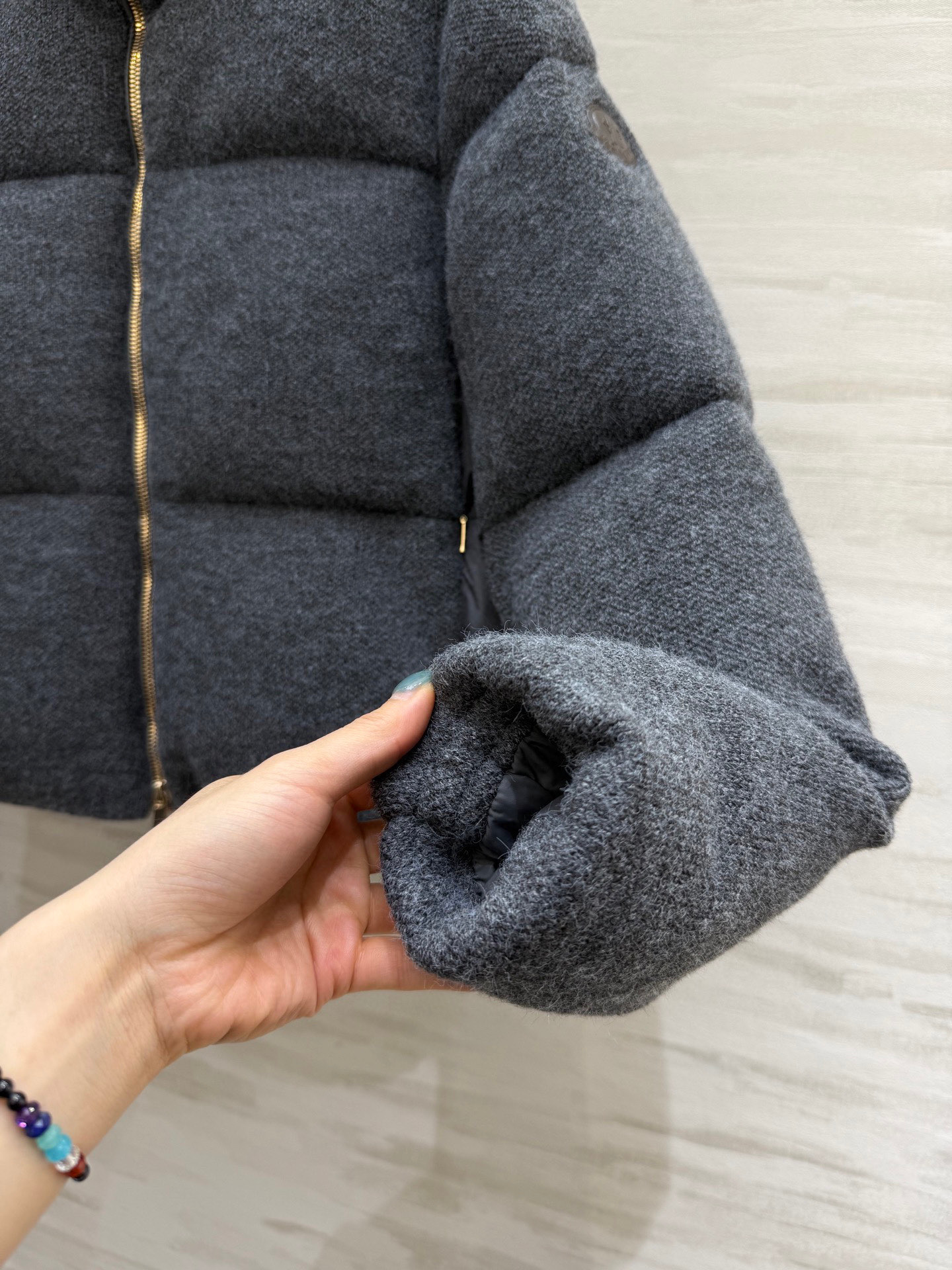 #Moncle♡²⁵秋冬新款 羊绒羊毛短款Breze鹅绒服 外层94%山羊绒➕6%羊毛质地 内里填充90