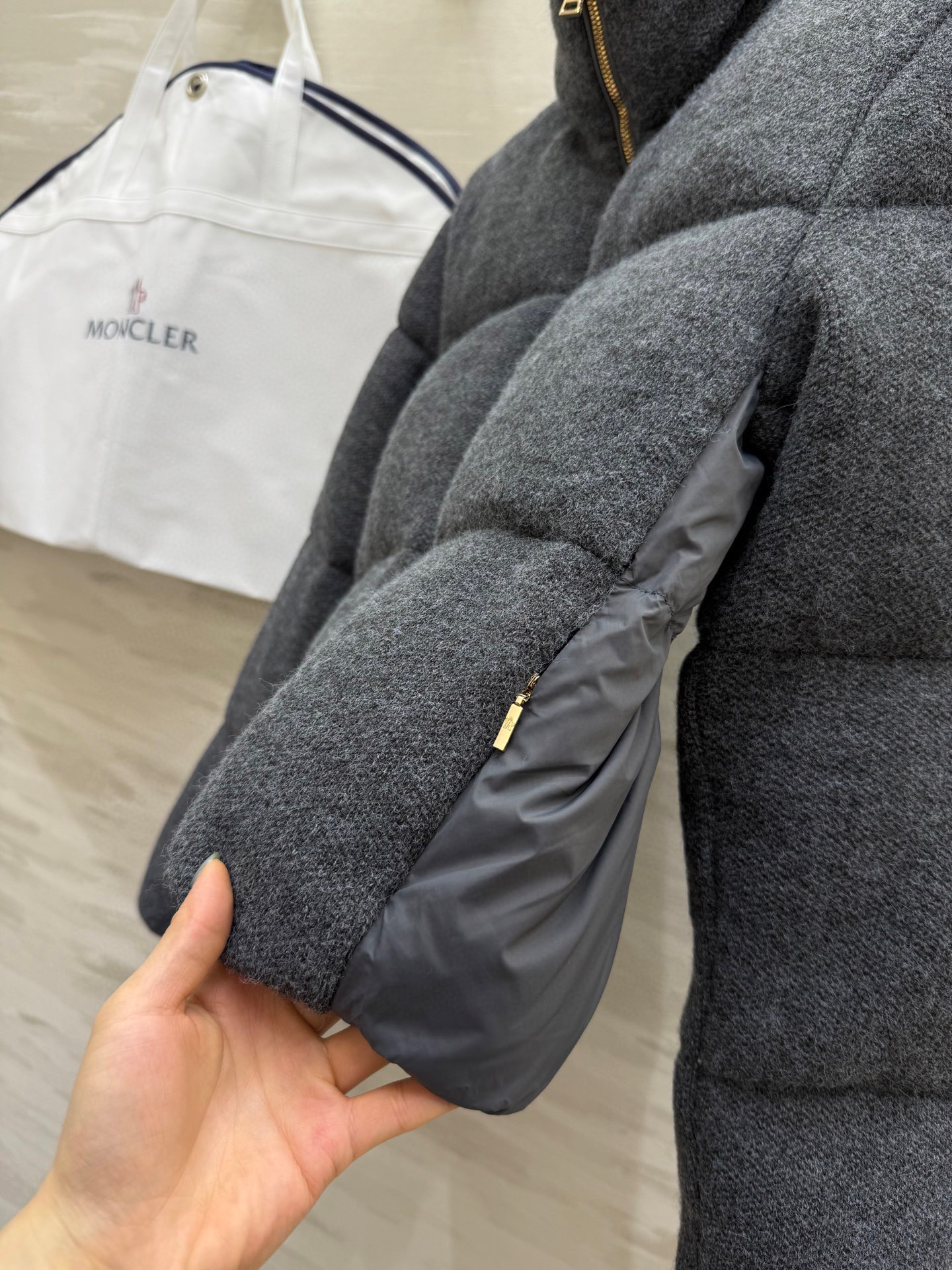 #Moncle♡²⁵秋冬新款 羊绒羊毛短款Breze鹅绒服 外层94%山羊绒➕6%羊毛质地 内里填充90