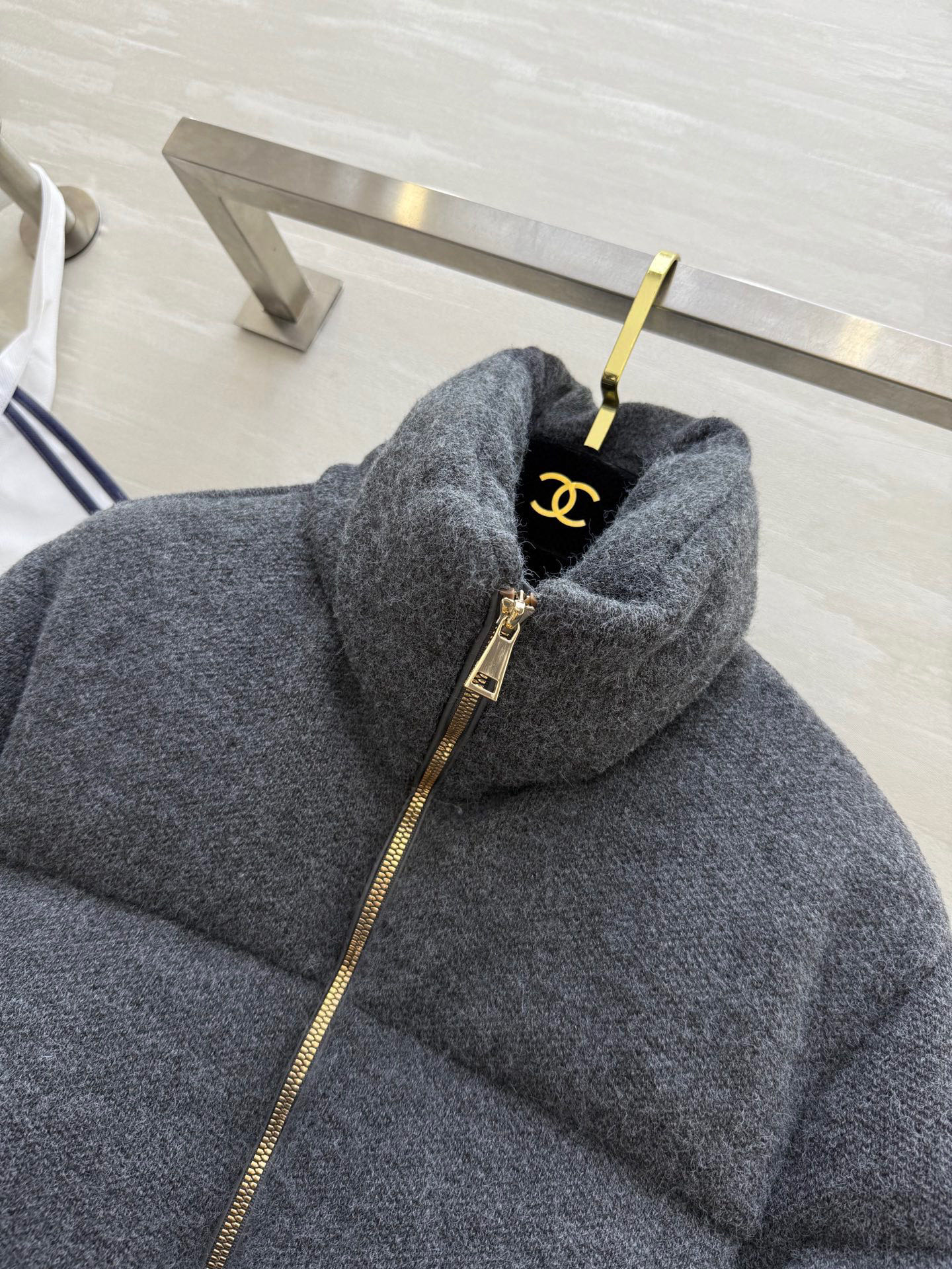 #Moncle♡²⁵秋冬新款 羊绒羊毛短款Breze鹅绒服 外层94%山羊绒➕6%羊毛质地 内里填充90