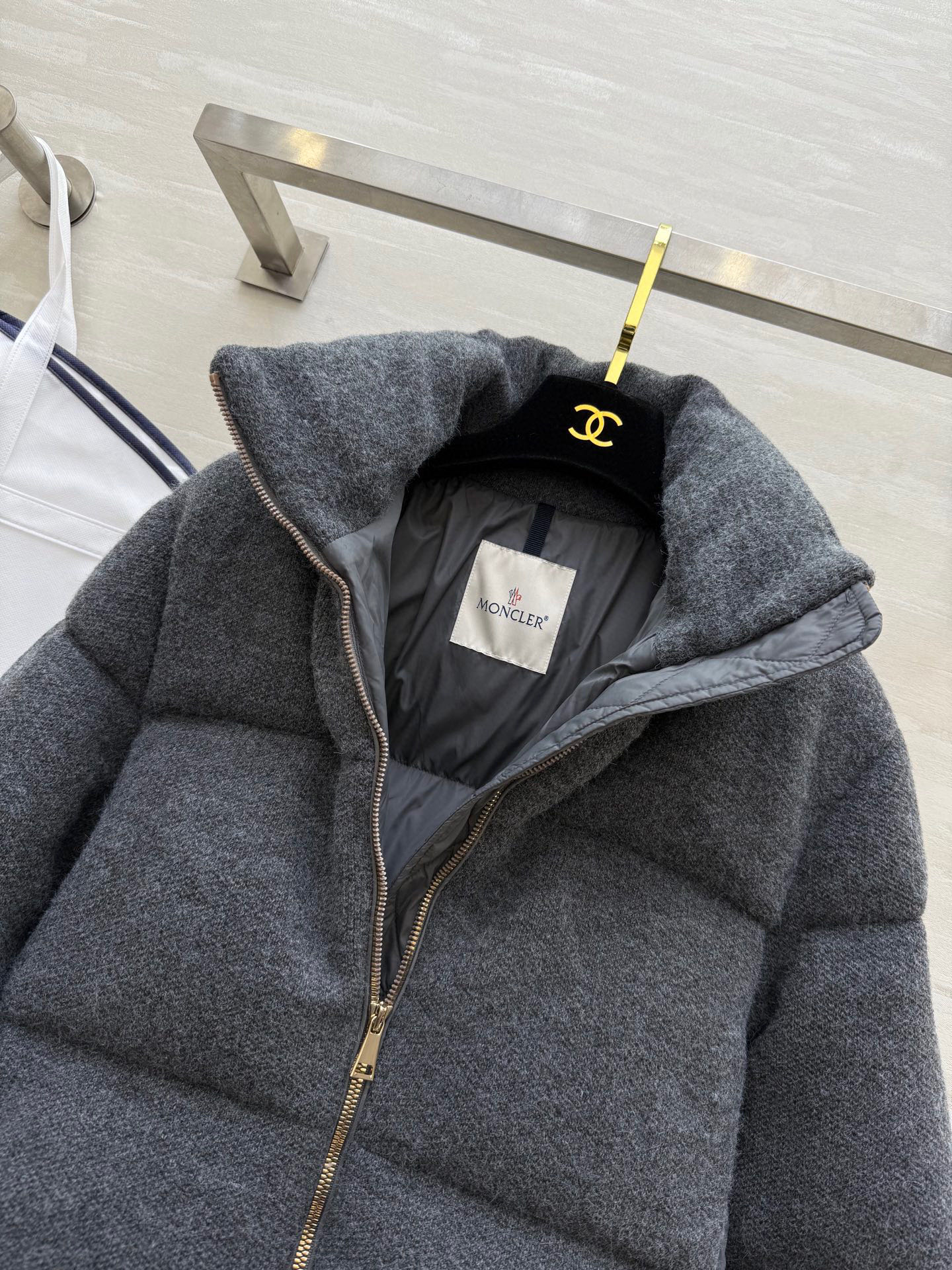 #Moncle♡²⁵秋冬新款 羊绒羊毛短款Breze鹅绒服 外层94%山羊绒➕6%羊毛质地 内里填充90