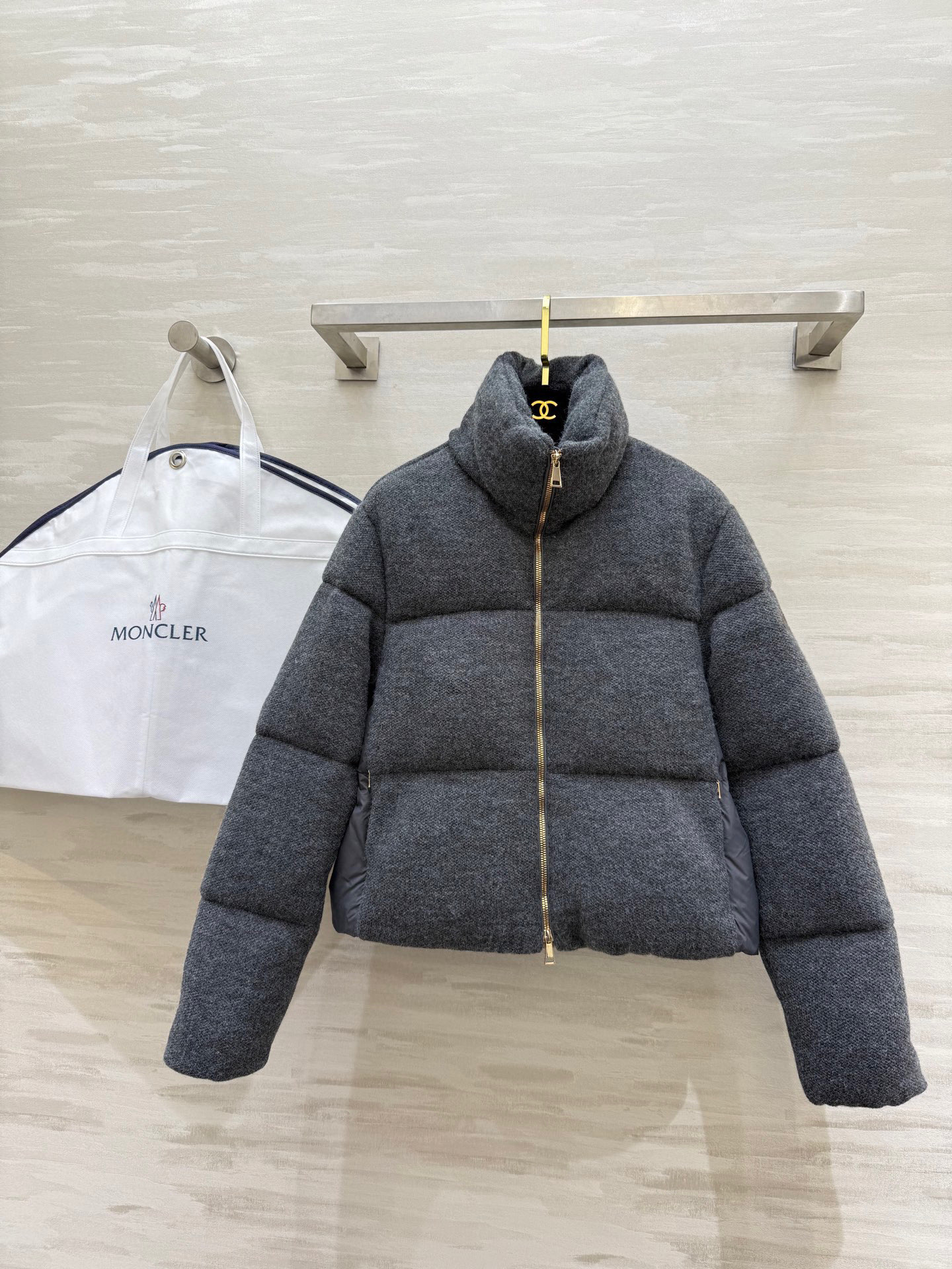 NO:587419,Comes with dust bag #Moncle's new autumn and winter cashmere wool short Breze goose down jacket. The outer layer is 94 cashmere 6 wool texture. The inside is filled with 90 white goose down. High quality customization. Ready for sale. Size 1/2/3/4,,alexander wang19860909配防尘袋#Moncle秋冬新款 羊绒羊毛短款Breze鹅绒服 外层94山羊绒6羊毛质地 内里填充90白鹅绒 高品质定制 现货首发size1/2/3/4,,alexander wang,Women's clothing