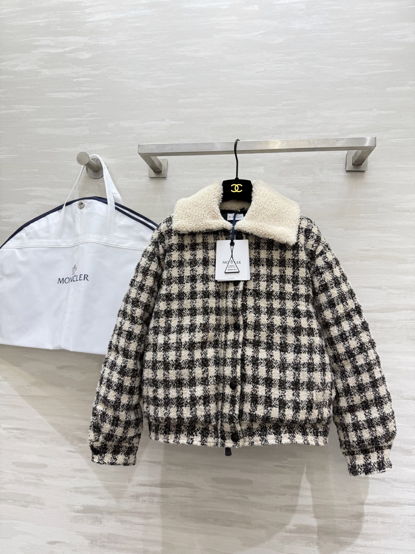 NO:587424,Comes with dust bag #Moncle new autumn and winter woven wool tweed goose down jacket filled with 90% white goose down and outer wool blended woven fabric High quality customization available in stock first size S/M/L (S size shoulder width 50, chest 104, length 55),,alexander wang19860909配防尘袋#Moncle秋冬新款 编织羊毛花呢鹅绒服 里填充90白鹅绒 外层羊毛混纺编织面料 高品质定制 现货首发sizeS/M/L（s码肩宽50,胸围104,衣长55）,,alexander wang,Women's clothing