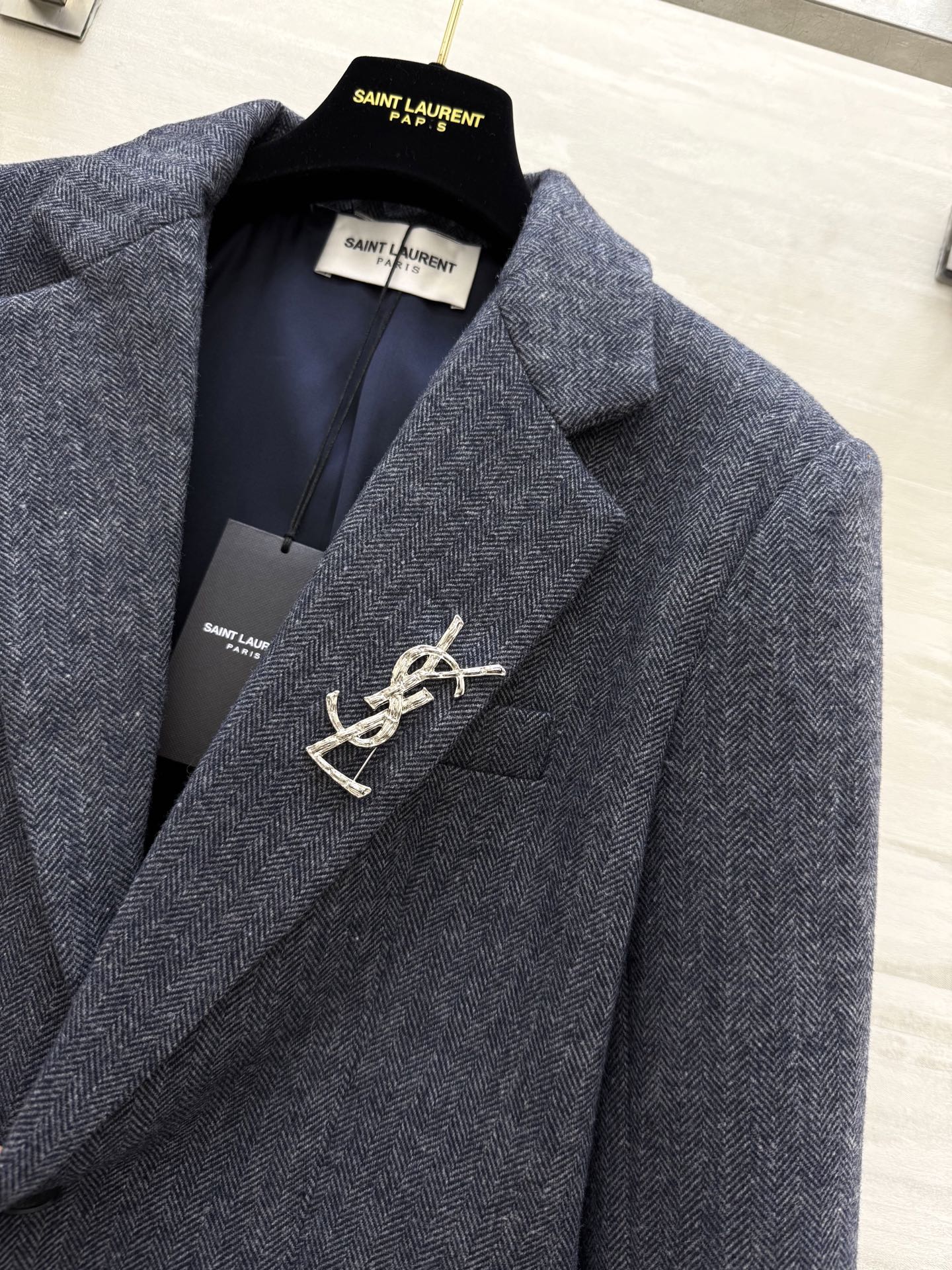 #ysl²⁵秋冬新款 羊毛人字纹西装外套 配送胸针精致高级 高品质 现货首发size：S/M/L（s码胸