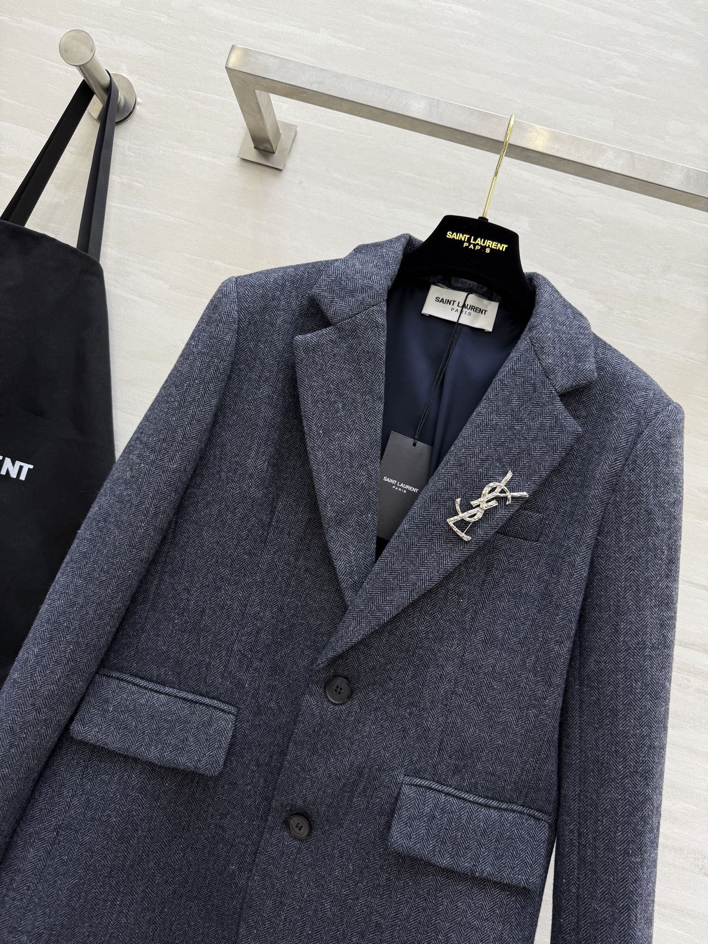 #ysl²⁵秋冬新款 羊毛人字纹西装外套 配送胸针精致高级 高品质 现货首发size：S/M/L（s码胸