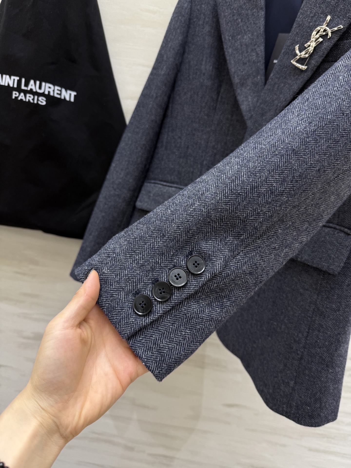 #ysl²⁵秋冬新款 羊毛人字纹西装外套 配送胸针精致高级 高品质 现货首发size：S/M/L（s码胸
