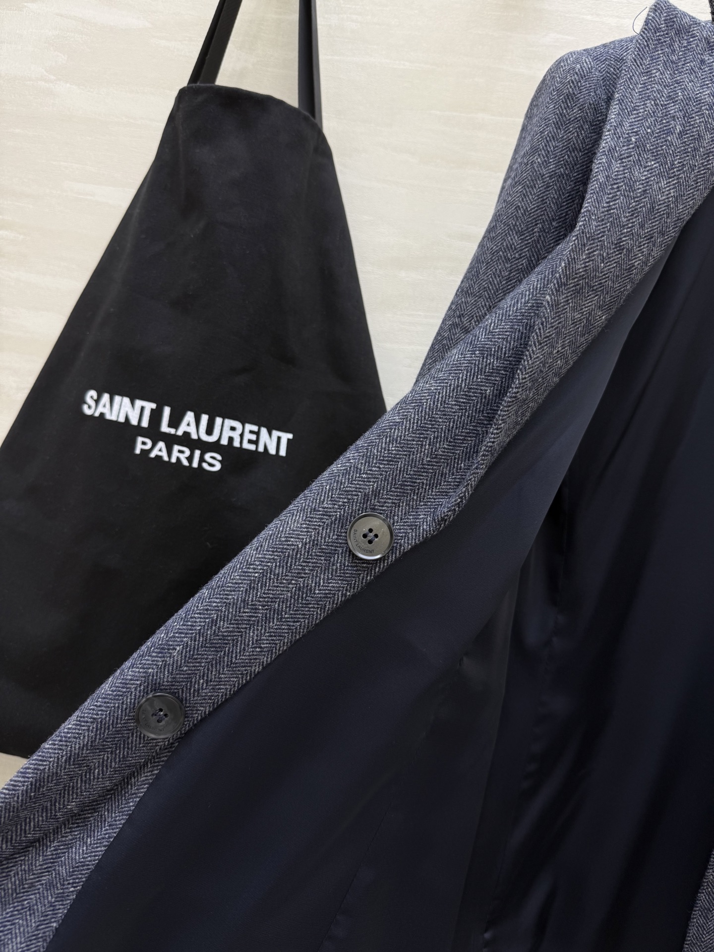 #ysl²⁵秋冬新款 羊毛人字纹西装外套 配送胸针精致高级 高品质 现货首发size：S/M/L（s码胸