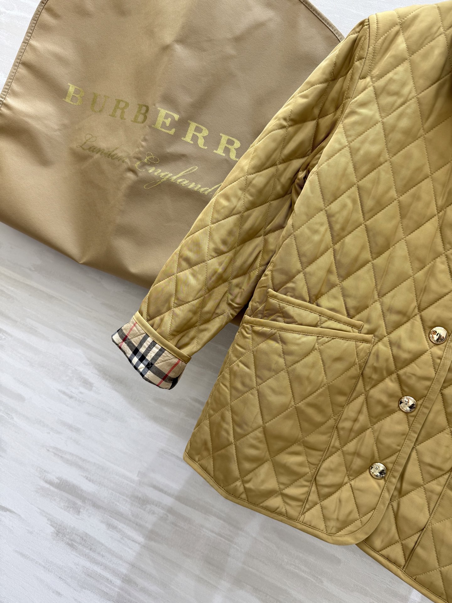#Burberr♡²⁵秋冬新款棉服🍂和秋冬好适配呀 上身好好看 氛围感满满 经典款时髦又保暖 高品质定制