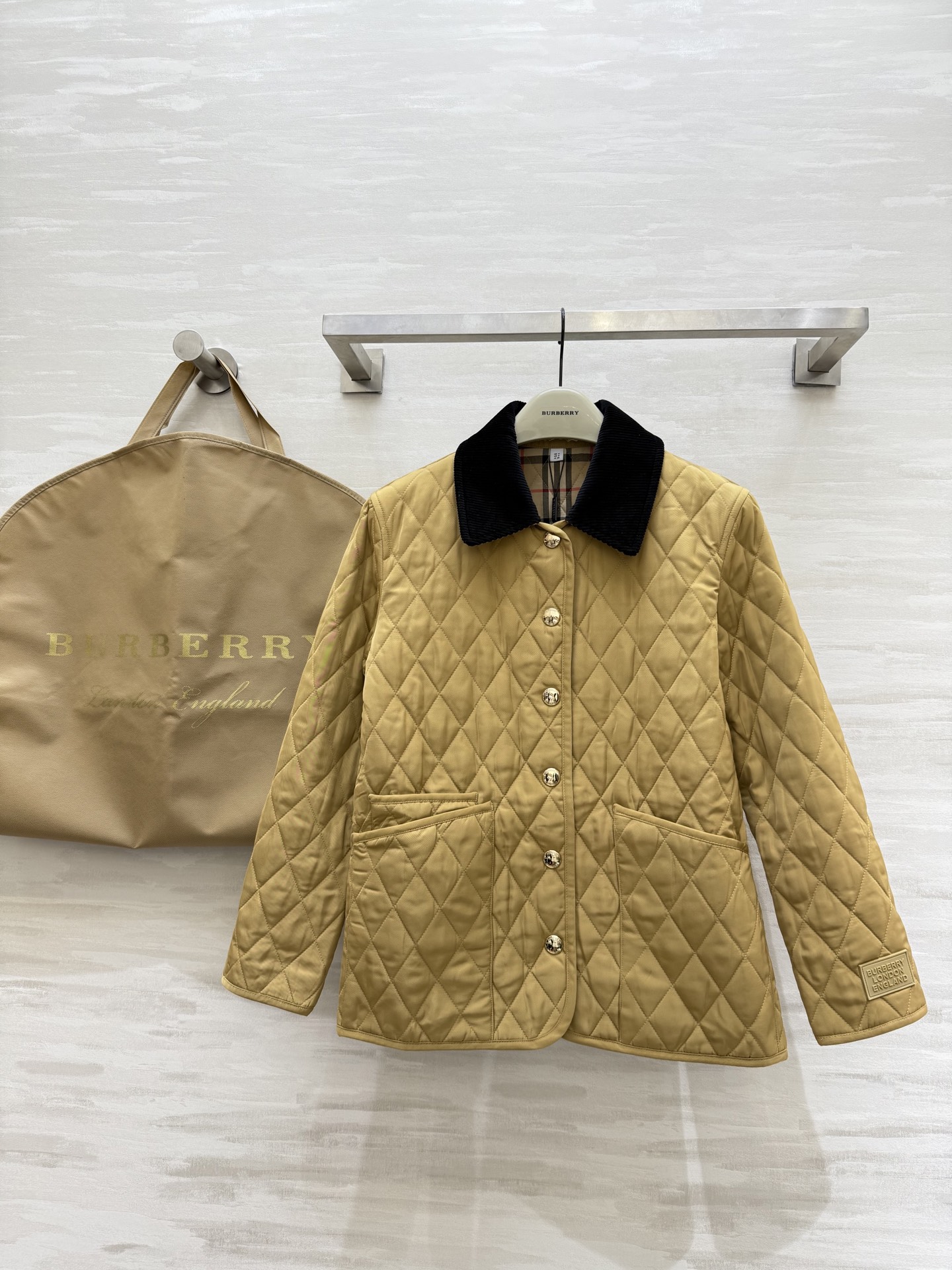 NO:588707,#BurberrThe new autumn and winter cotton clothes are so suitable for autumn and winter. The upper body looks good and the atmosphere is full. The classic style is fashionable and warm. High-quality customization. Available in stock first size 4/6/8/10/12 (uk4 shoulder width 40, bust 92, length 65),, burberry, alexander wang19860909#Burberr秋冬新款棉服和秋冬好适配呀 上身好好看 氛围感满满 经典款时髦又保暖 高品质定制 现货首发size4/6/8/10/12（uk4肩宽40,胸围92,衣长65）,,burberry,alexander wang,Women's clothing