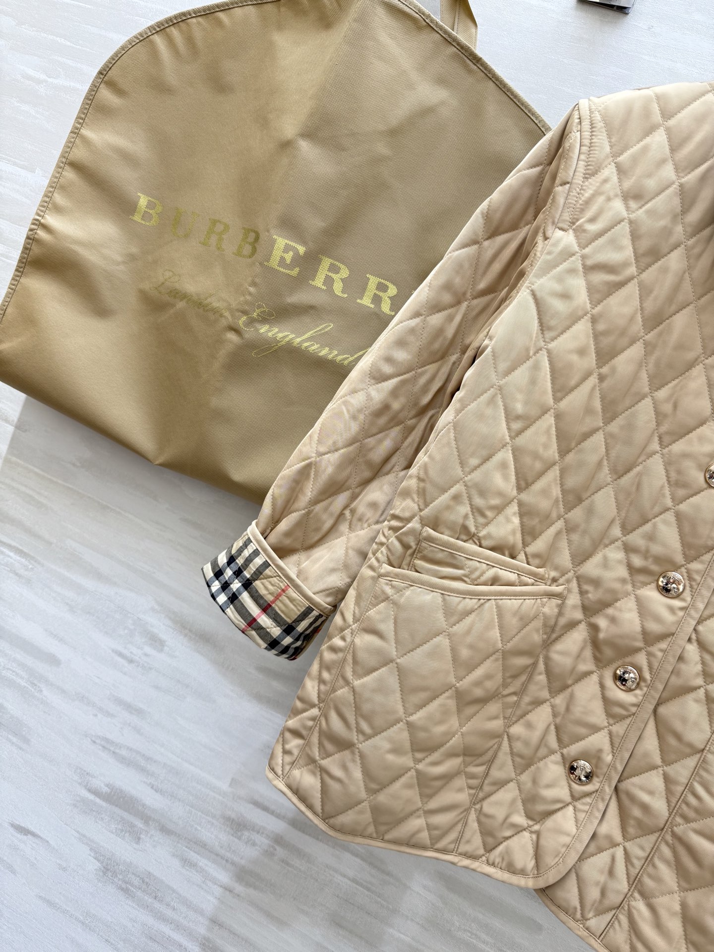 #Burberr♡²⁵秋冬新款棉服🍂和秋冬好适配呀 上身好好看 氛围感满满 经典款时髦又保暖 高品质定制