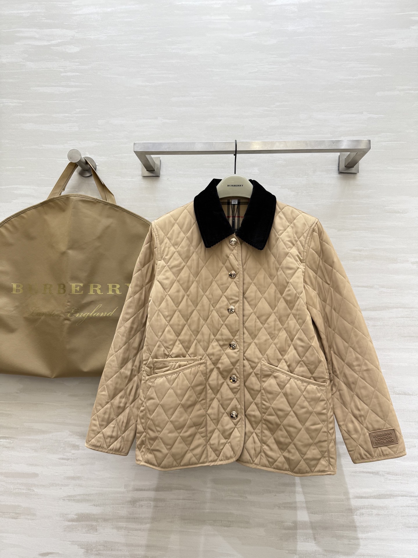 NO:588714,#BurberrThe new autumn and winter cotton clothes are so suitable for autumn and winter. The upper body looks good and the atmosphere is full. The classic style is fashionable and warm. High-quality customization. Available in stock first size 4/6/8/10/12 (UK4 shoulder width 40, bust 92, length 65),, burberry, alexander wang19860909#Burberr秋冬新款棉服和秋冬好适配呀 上身好好看 氛围感满满 经典款时髦又保暖 高品质定制 现货首发size4/6/8/10/12（uk4肩宽40,胸围92,衣长65）,,burberry,alexander wang,Women's clothing