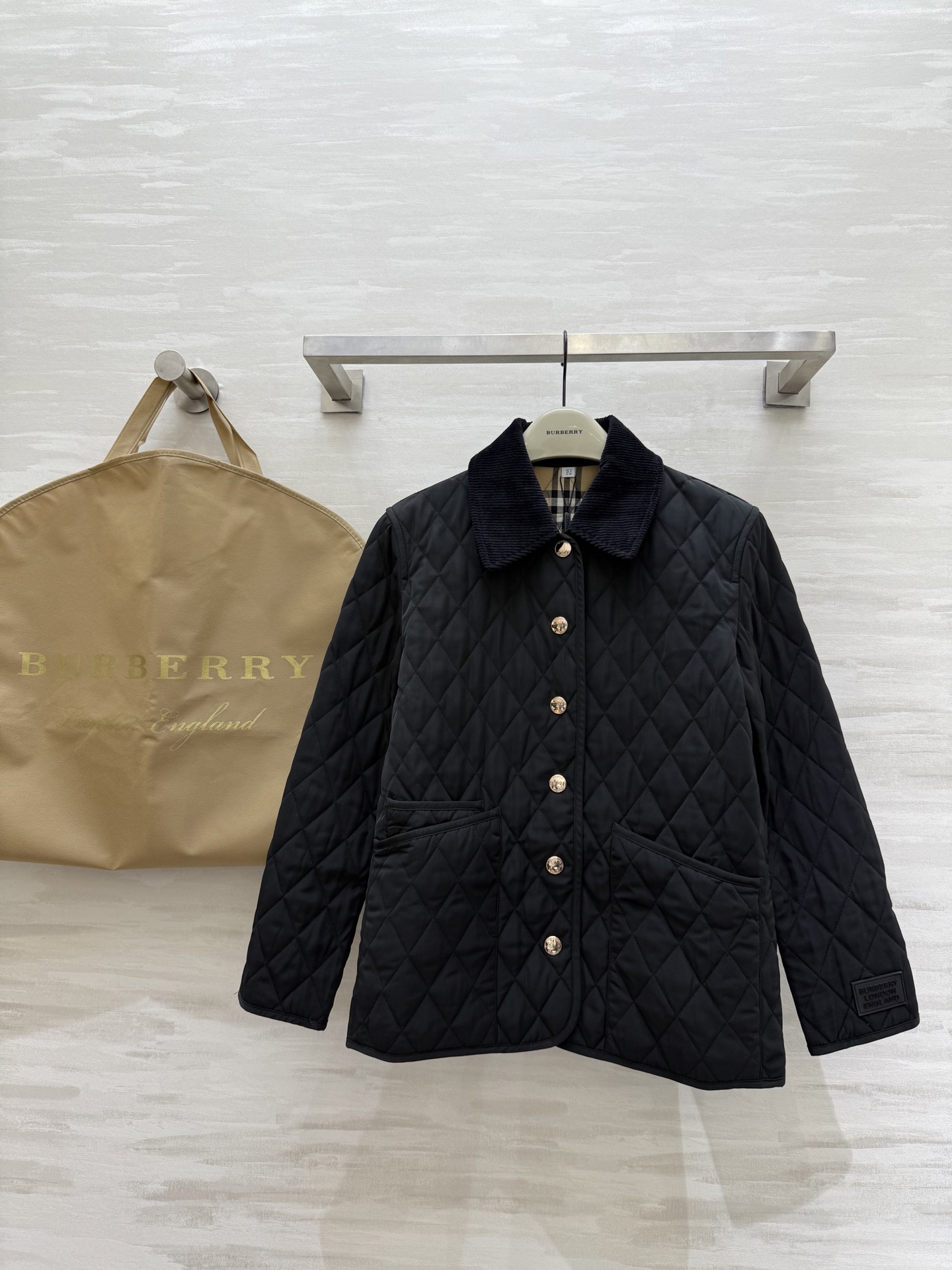 NO:588720,#BurberrThe new autumn and winter cotton clothes are so suitable for autumn and winter. The upper body looks good and the atmosphere is full. The classic style is fashionable and warm. High-quality customization. Available in stock first size 4/6/8/10/12 (UK4 shoulder width 40, bust 92, length 65),, burberry, alexander wang19860909#Burberr秋冬新款棉服和秋冬好适配呀 上身好好看 氛围感满满 经典款时髦又保暖 高品质定制 现货首发size4/6/8/10/12（uk4肩宽40,胸围92,衣长65）,,burberry,alexander wang,Women's clothing