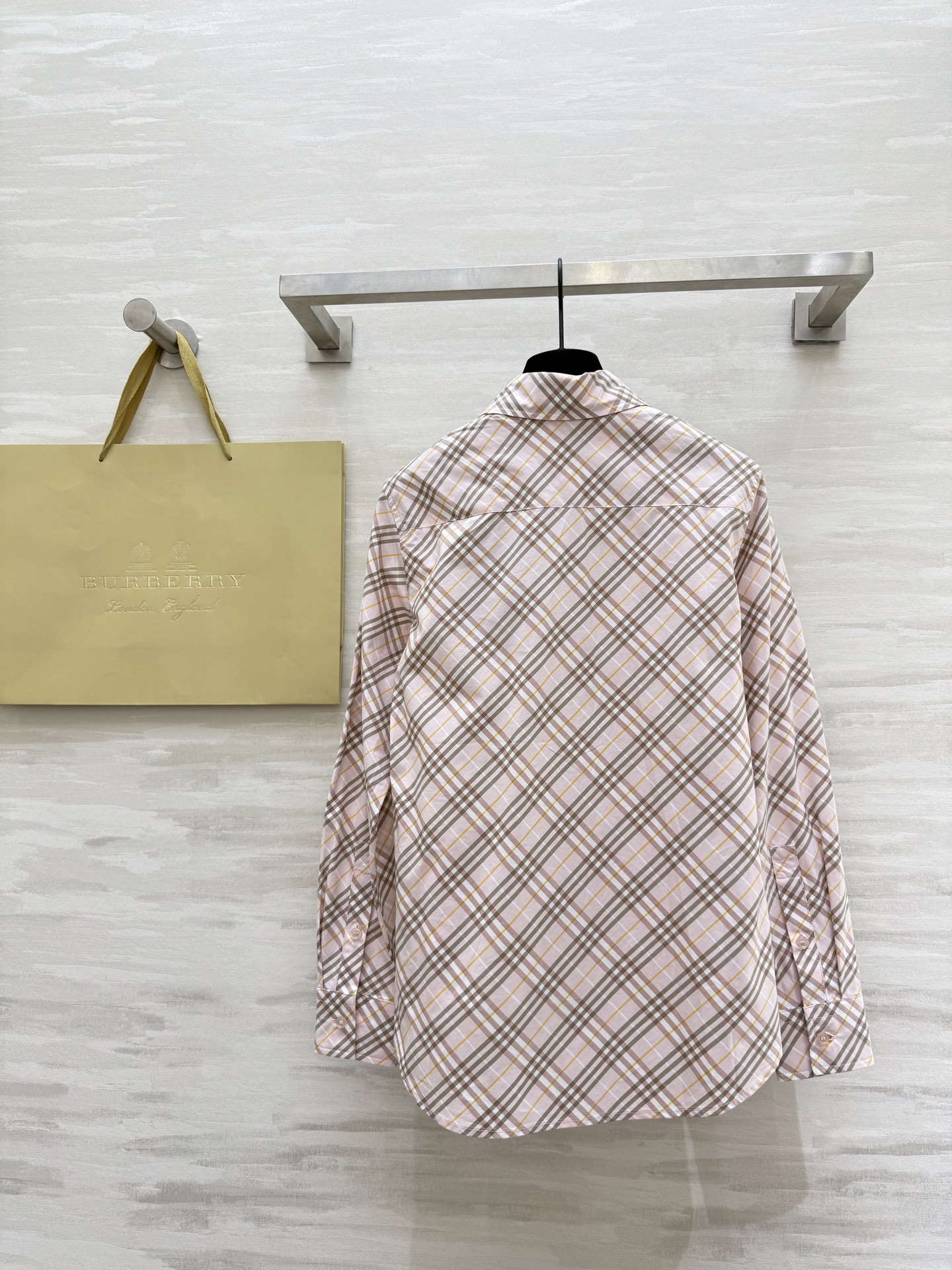 #Burberr♡²⁵秋冬新款 粉色格纹衬衣 高品质定制 现货首发size：4/6/8/10/12（uk