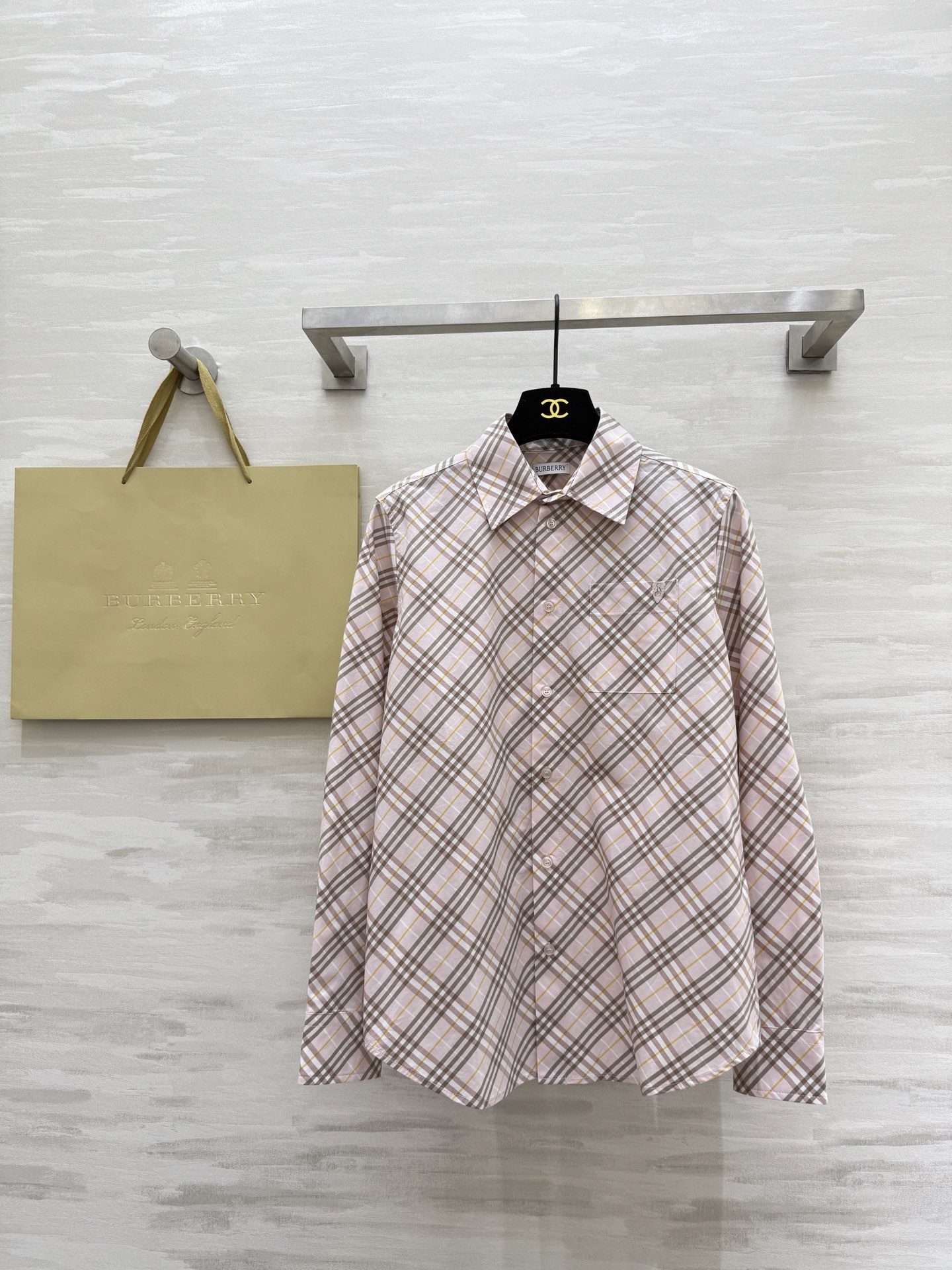 NO:588690,#Burberr new autumn and winter pink plaid shirt, high quality customization, available in stock, size 4/6/8/10/12 (uk4 shoulder width 36, chest 92, length 64),, burberry, alexander wang19860909#Burberr秋冬新款 粉色格纹衬衣 高品质定制 现货首发size4/6/8/10/12（uk4肩宽36,胸围92,衣长64）,,burberry,alexander wang,Women's clothing