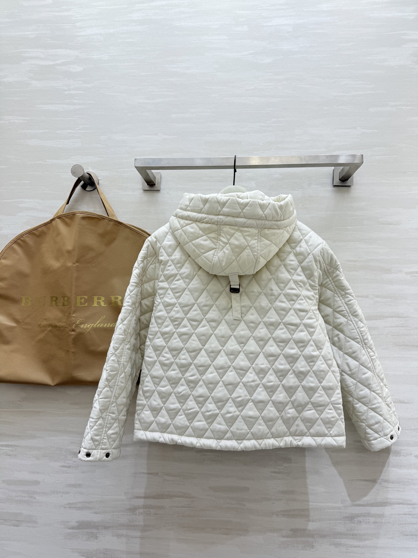#Burberr♡²⁵秋冬新款 绗缝连帽棉服 经典菱形绗缝＋尼龙面料 轻盈又保暖！短款设计＋连帽抽绳 休
