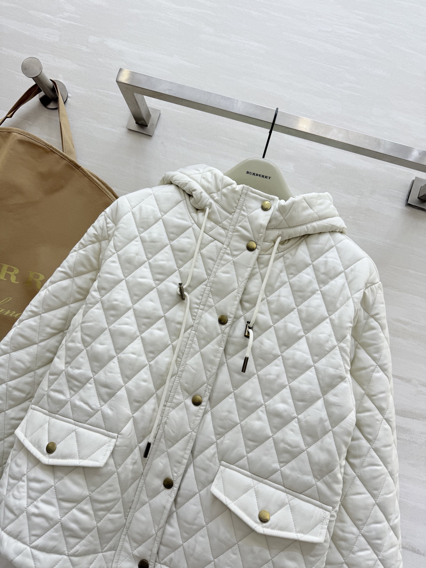 #Burberr♡²⁵秋冬新款 绗缝连帽棉服 经典菱形绗缝＋尼龙面料 轻盈又保暖！短款设计＋连帽抽绳 休
