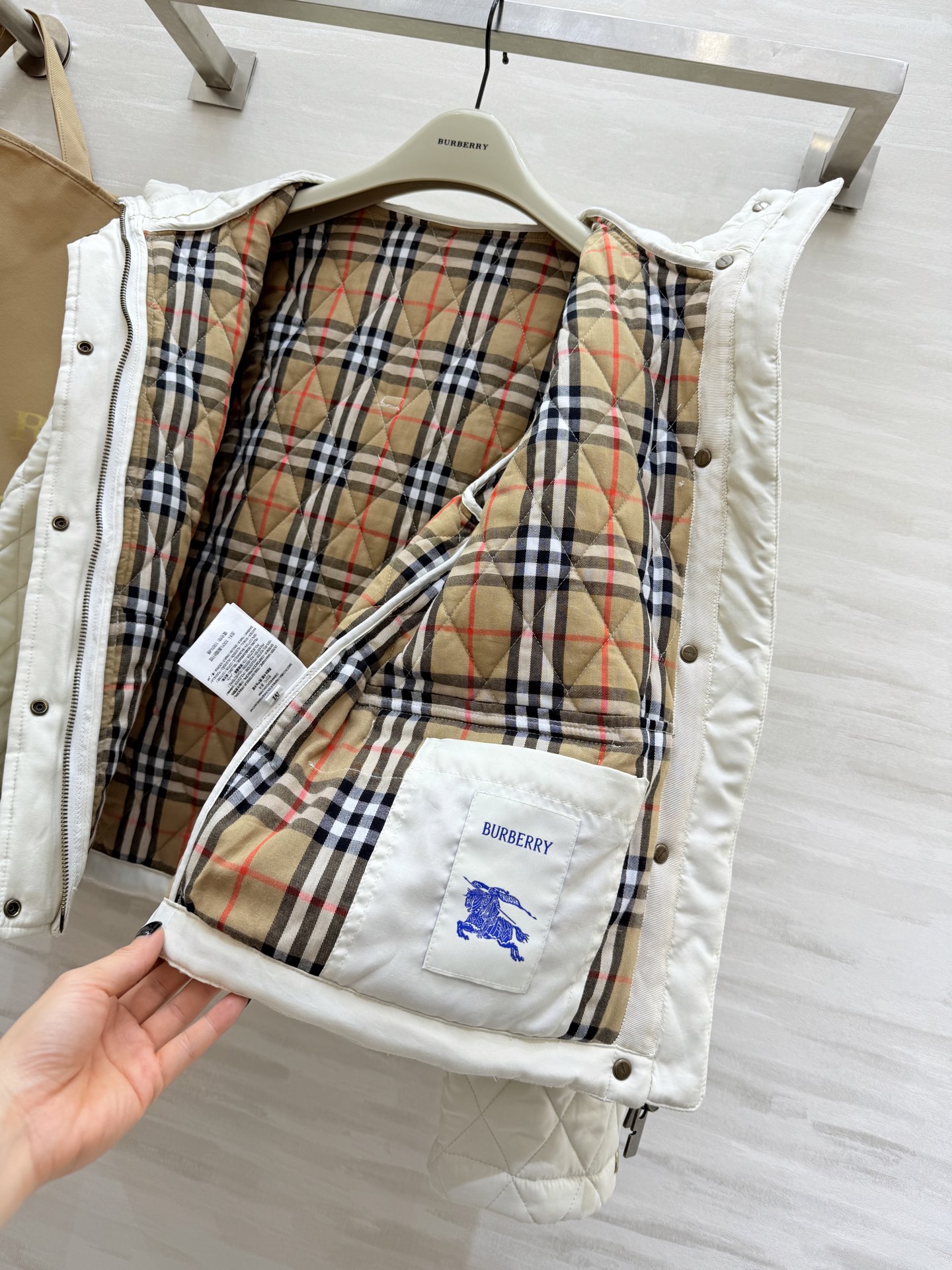 #Burberr♡²⁵秋冬新款 绗缝连帽棉服 经典菱形绗缝＋尼龙面料 轻盈又保暖！短款设计＋连帽抽绳 休