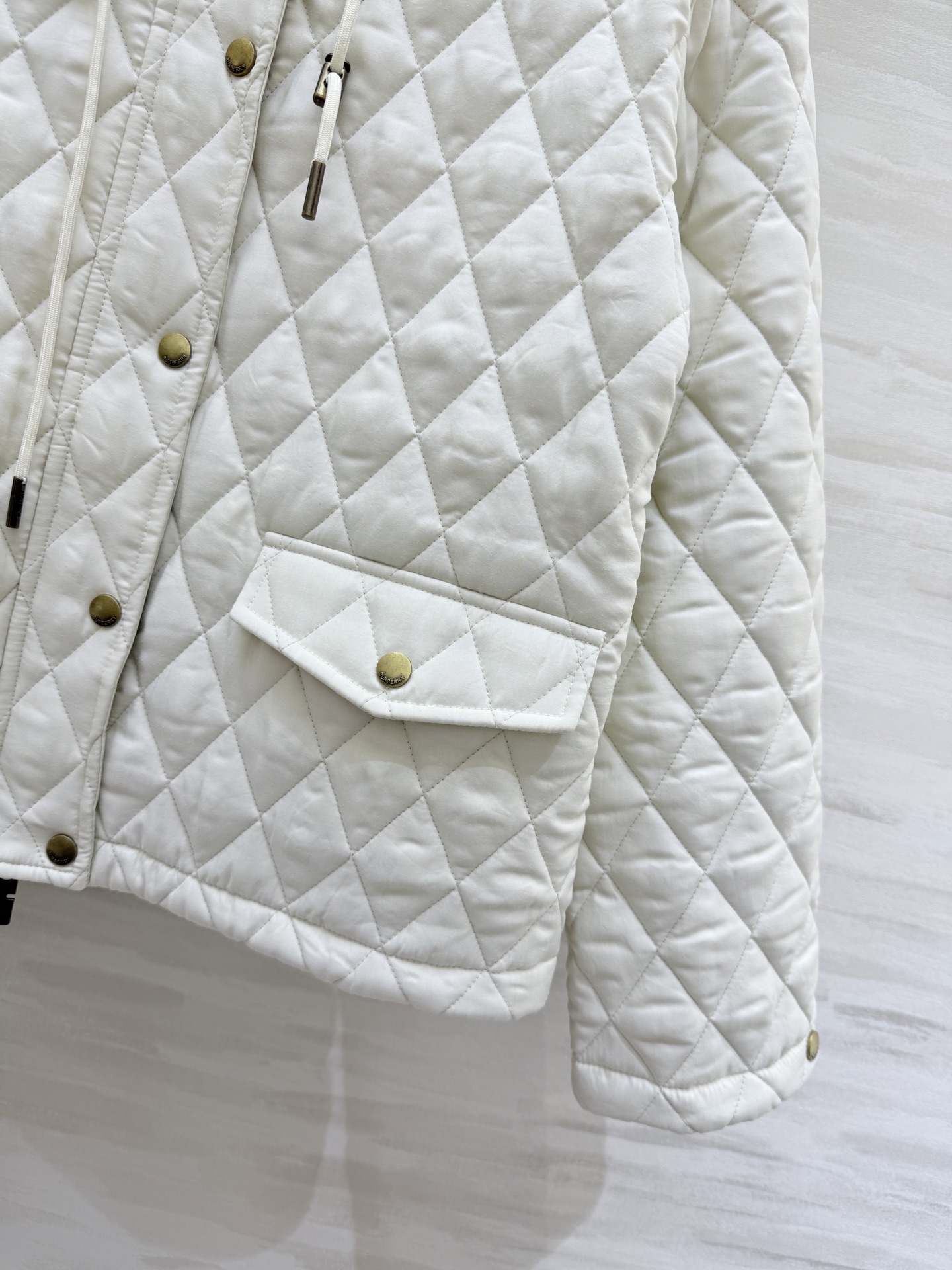 #Burberr♡²⁵秋冬新款 绗缝连帽棉服 经典菱形绗缝＋尼龙面料 轻盈又保暖！短款设计＋连帽抽绳 休