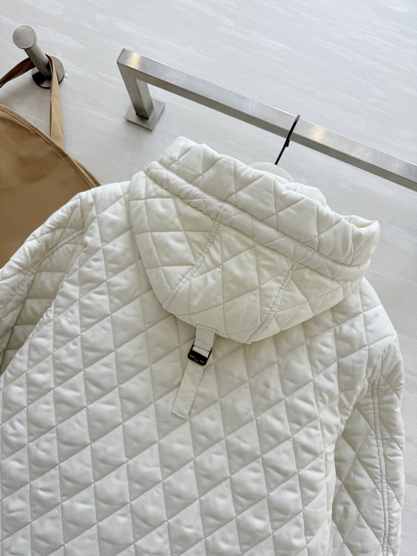 #Burberr♡²⁵秋冬新款 绗缝连帽棉服 经典菱形绗缝＋尼龙面料 轻盈又保暖！短款设计＋连帽抽绳 休