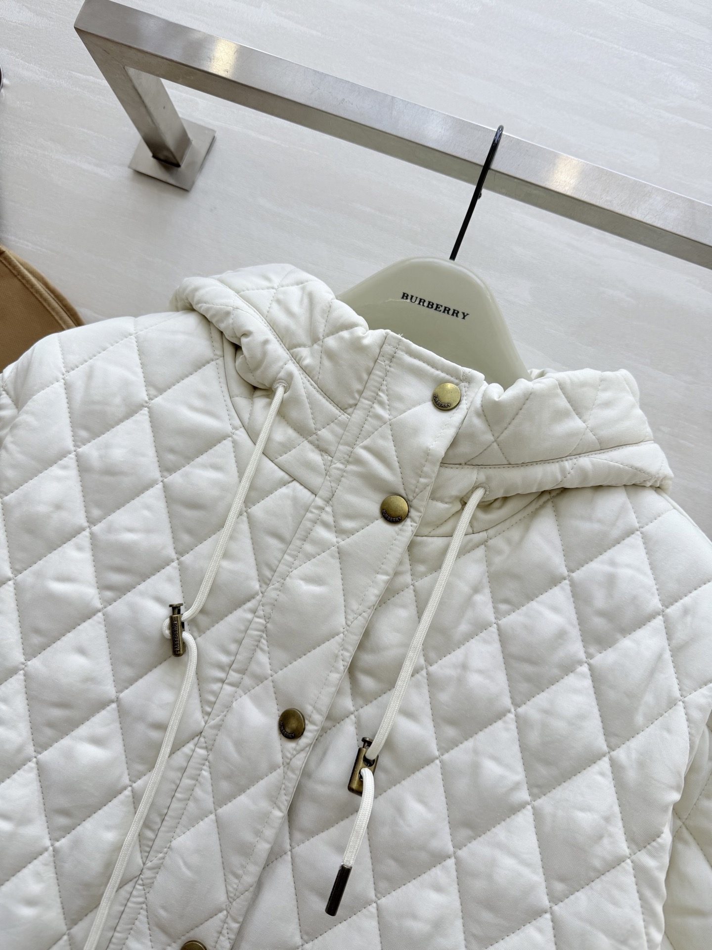 #Burberr♡²⁵秋冬新款 绗缝连帽棉服 经典菱形绗缝＋尼龙面料 轻盈又保暖！短款设计＋连帽抽绳 休