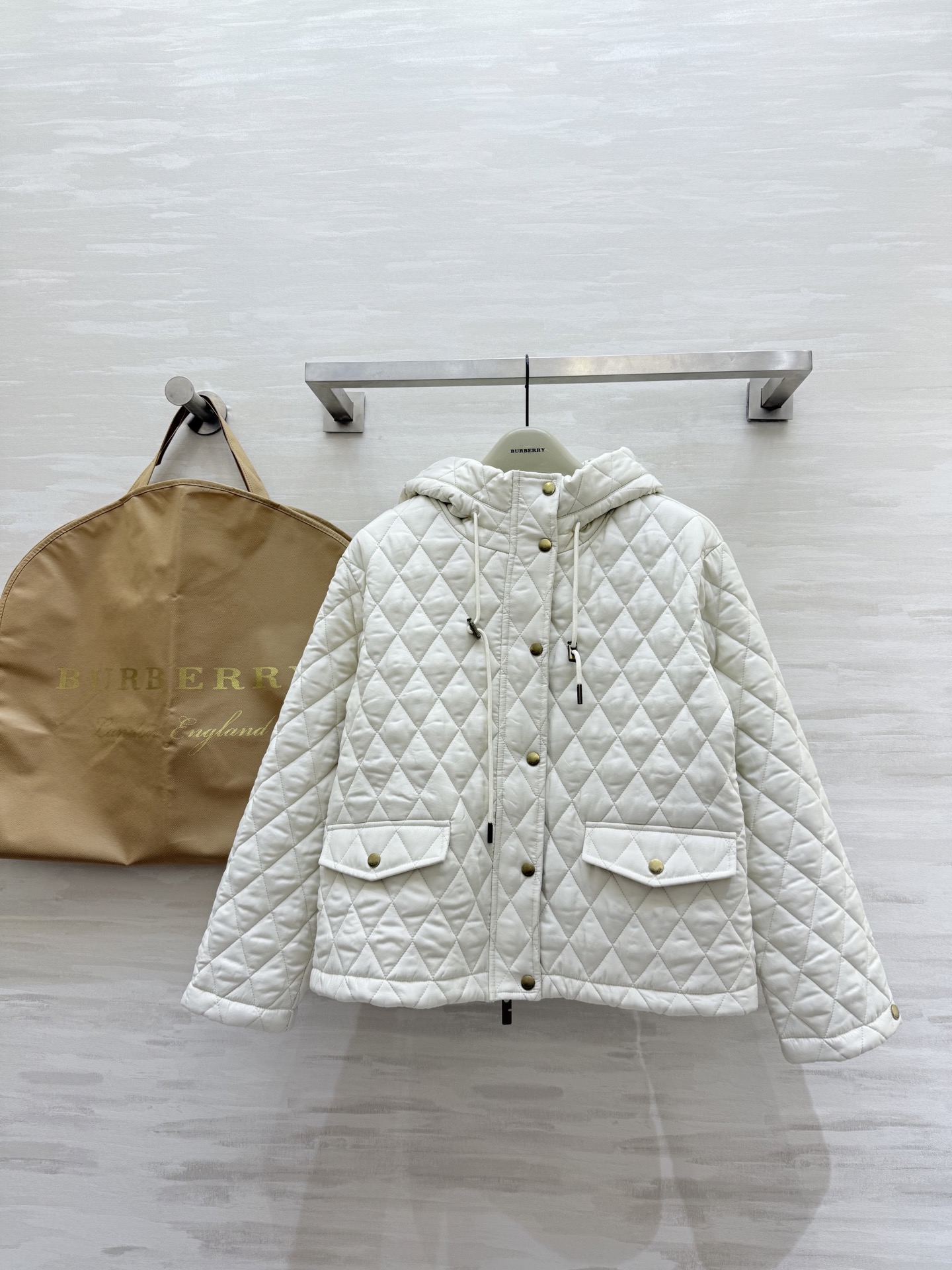 NO:588700,#Burberr new autumn and winter quilted hooded cotton jacket, classic diamond quilting + nylon fabric, light and warm!  Short design + hooded drawstring, casual and practical, looks good with jeans or skirts, can be worn for commuting and leisure, quilting technology improves texture, nylon material is easy to care for, both fashionable and functional, a must-have for autumn and winter wardrobe, high-quality customization, available in stock first size S/M/L (S size bust 108, length 53, burberry, skirts, jeans, hats, alexander wang19860909#Burberr秋冬新款 绗缝连帽棉服 经典菱形绗缝＋尼龙面料 轻盈又保暖！短款设计＋连帽抽绳 休闲又实用 配牛仔裤或半裙都好看 通勤休闲都能穿 绗缝工艺提升质感 尼龙材质易打理 时尚与功能兼具 秋冬衣橱必备 高品质定制 现货首发sizeS/M/L（s码胸围108,衣长53,,burberry,skirts,jeans,hats,alexander wang,Women's clothing