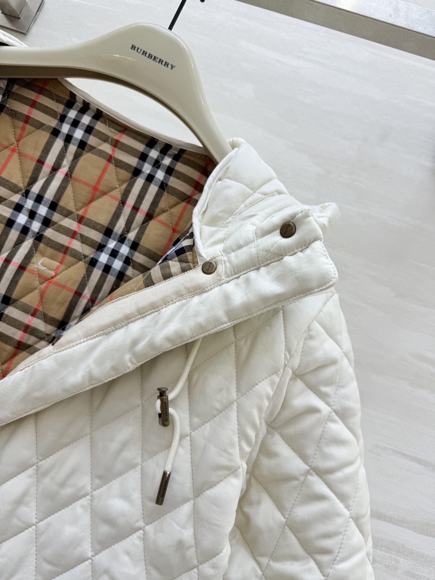 #Burberr♡²⁵秋冬新款 绗缝连帽棉服 经典菱形绗缝＋尼龙面料 轻盈又保暖！短款设计＋连帽抽绳 休