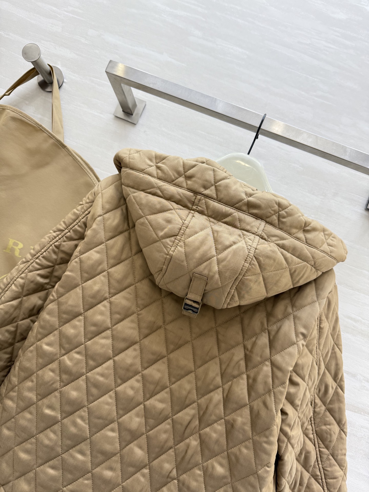 #Burberr♡²⁵秋冬新款 绗缝连帽棉服 经典菱形绗缝＋尼龙面料 轻盈又保暖！短款设计＋连帽抽绳 休