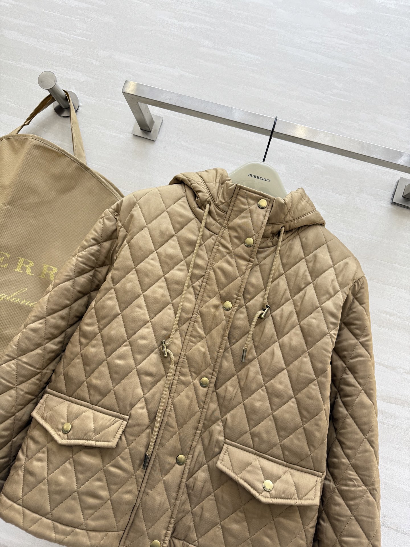 #Burberr♡²⁵秋冬新款 绗缝连帽棉服 经典菱形绗缝＋尼龙面料 轻盈又保暖！短款设计＋连帽抽绳 休