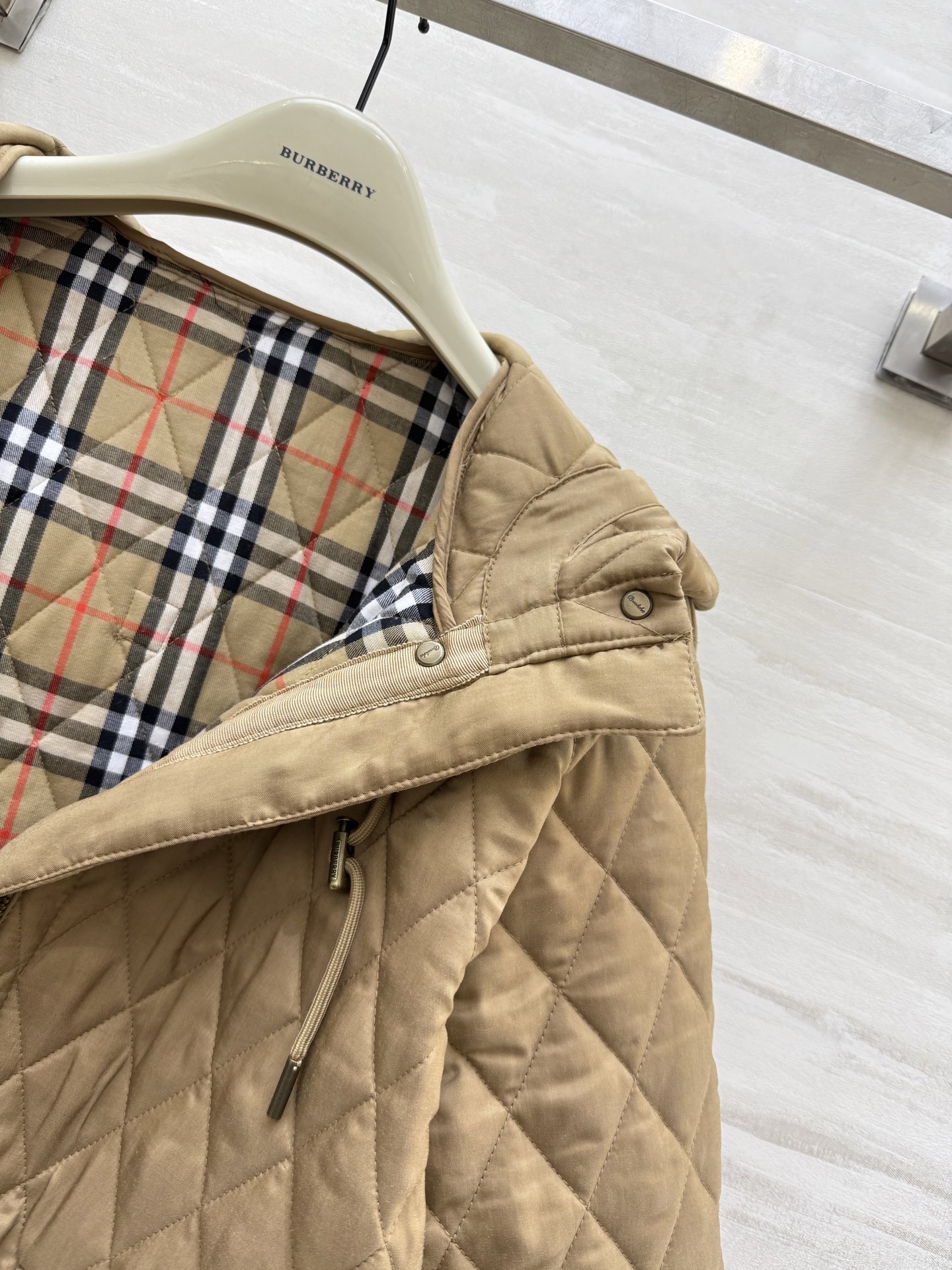 #Burberr♡²⁵秋冬新款 绗缝连帽棉服 经典菱形绗缝＋尼龙面料 轻盈又保暖！短款设计＋连帽抽绳 休