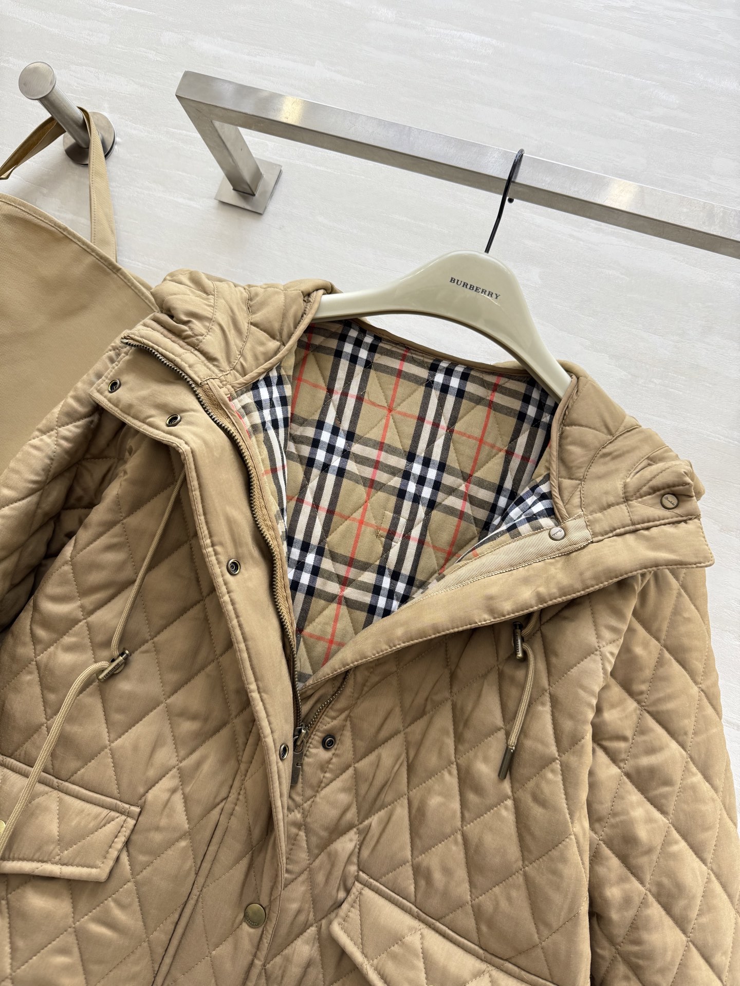 #Burberr♡²⁵秋冬新款 绗缝连帽棉服 经典菱形绗缝＋尼龙面料 轻盈又保暖！短款设计＋连帽抽绳 休