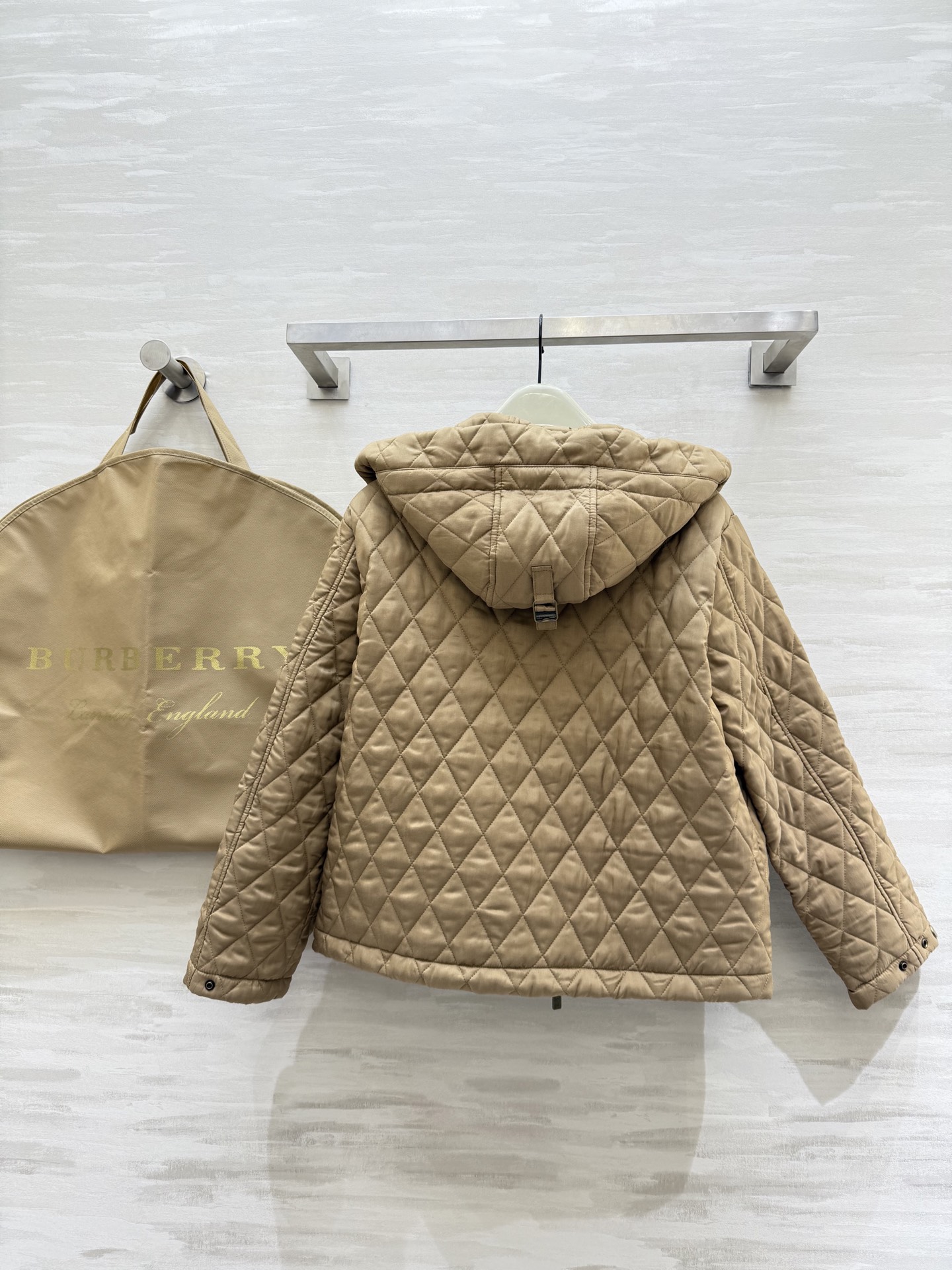 #Burberr♡²⁵秋冬新款 绗缝连帽棉服 经典菱形绗缝＋尼龙面料 轻盈又保暖！短款设计＋连帽抽绳 休