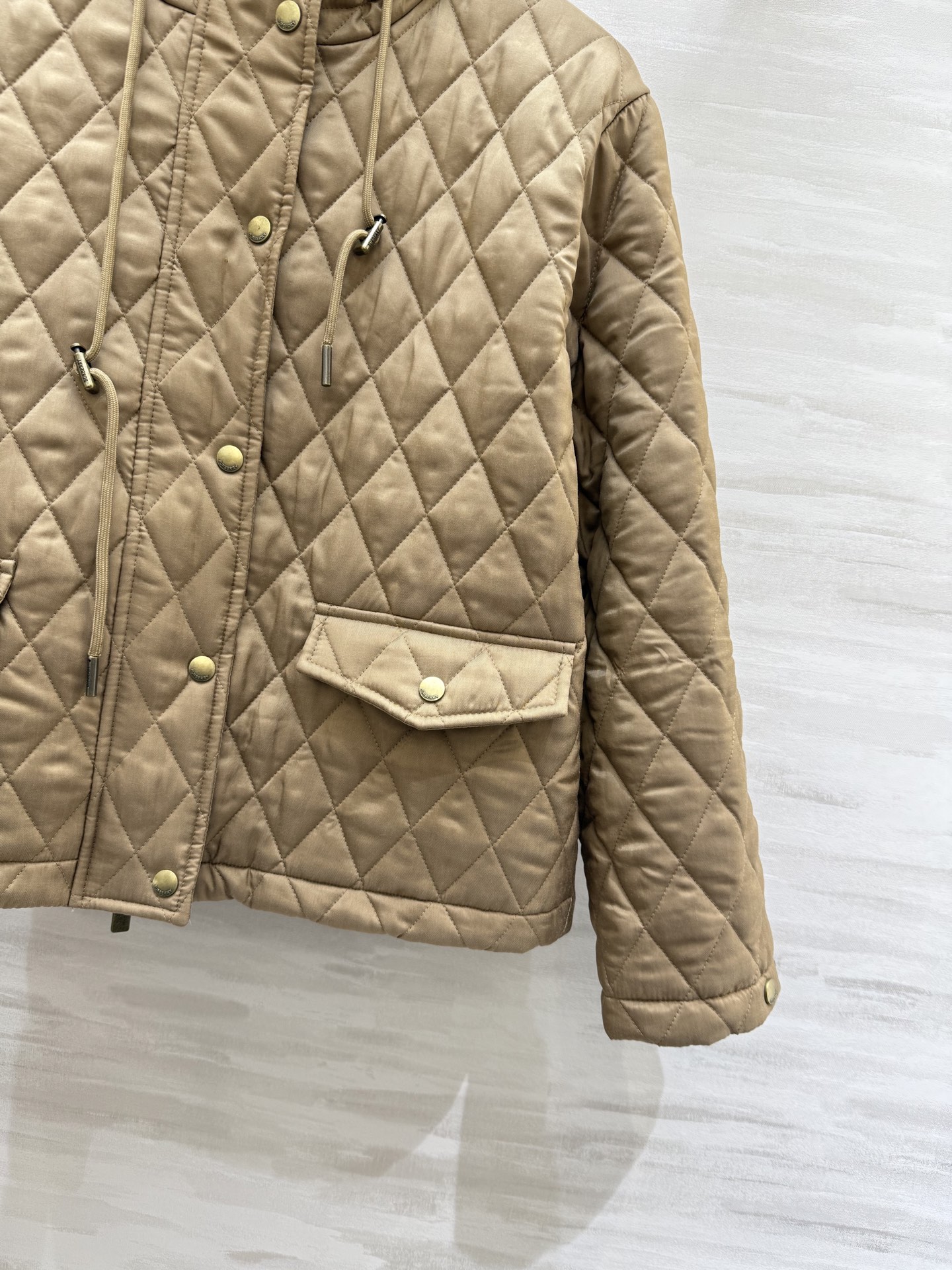 #Burberr♡²⁵秋冬新款 绗缝连帽棉服 经典菱形绗缝＋尼龙面料 轻盈又保暖！短款设计＋连帽抽绳 休
