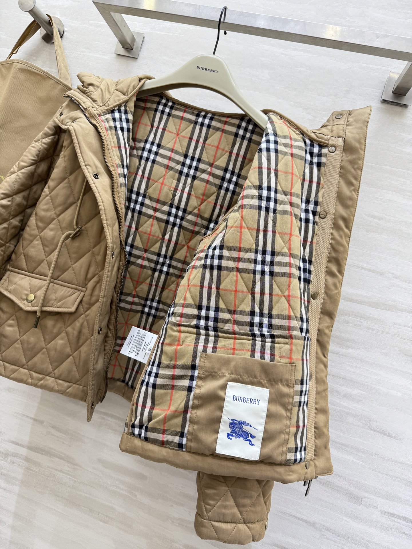 #Burberr♡²⁵秋冬新款 绗缝连帽棉服 经典菱形绗缝＋尼龙面料 轻盈又保暖！短款设计＋连帽抽绳 休