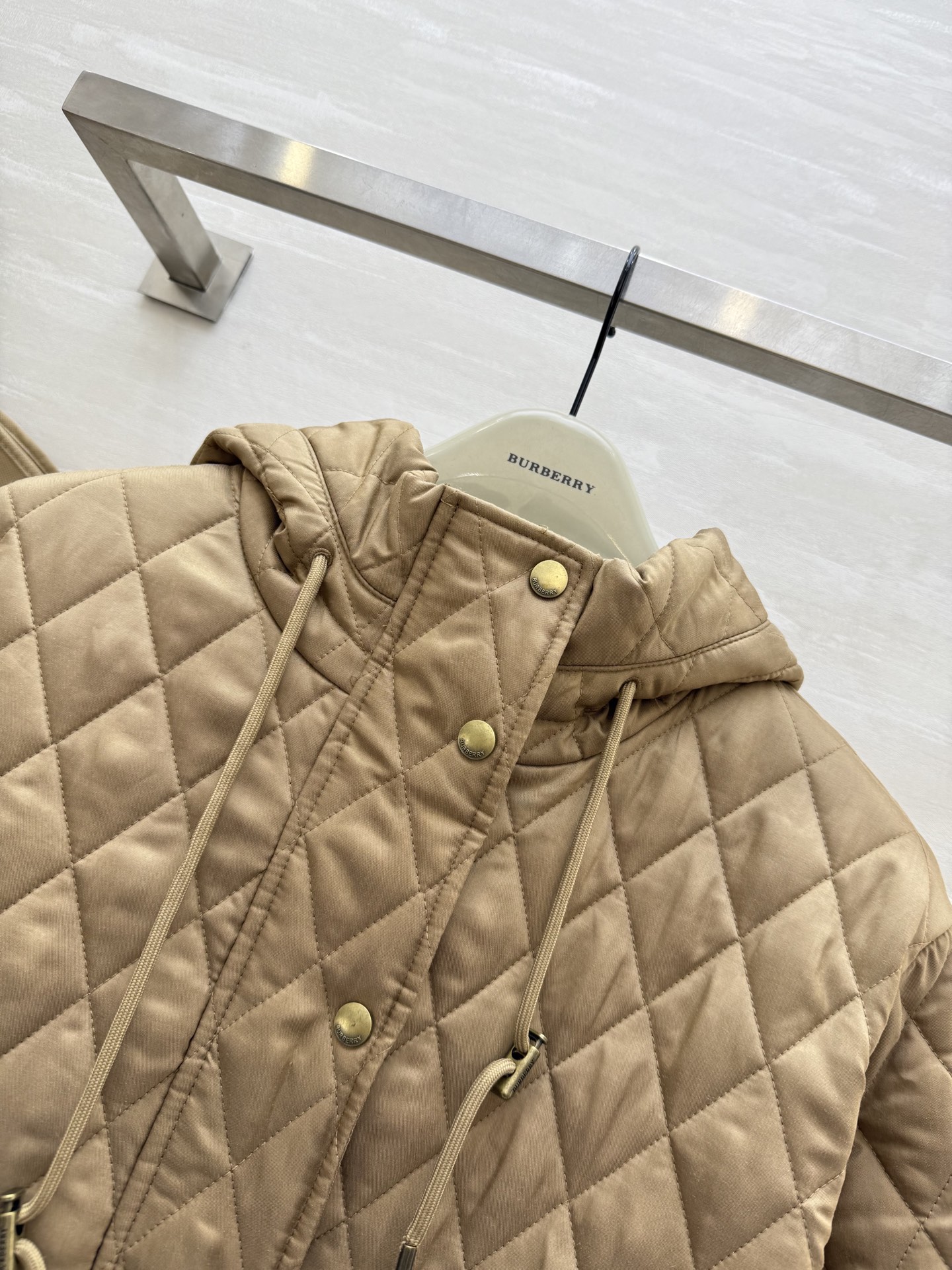 #Burberr♡²⁵秋冬新款 绗缝连帽棉服 经典菱形绗缝＋尼龙面料 轻盈又保暖！短款设计＋连帽抽绳 休