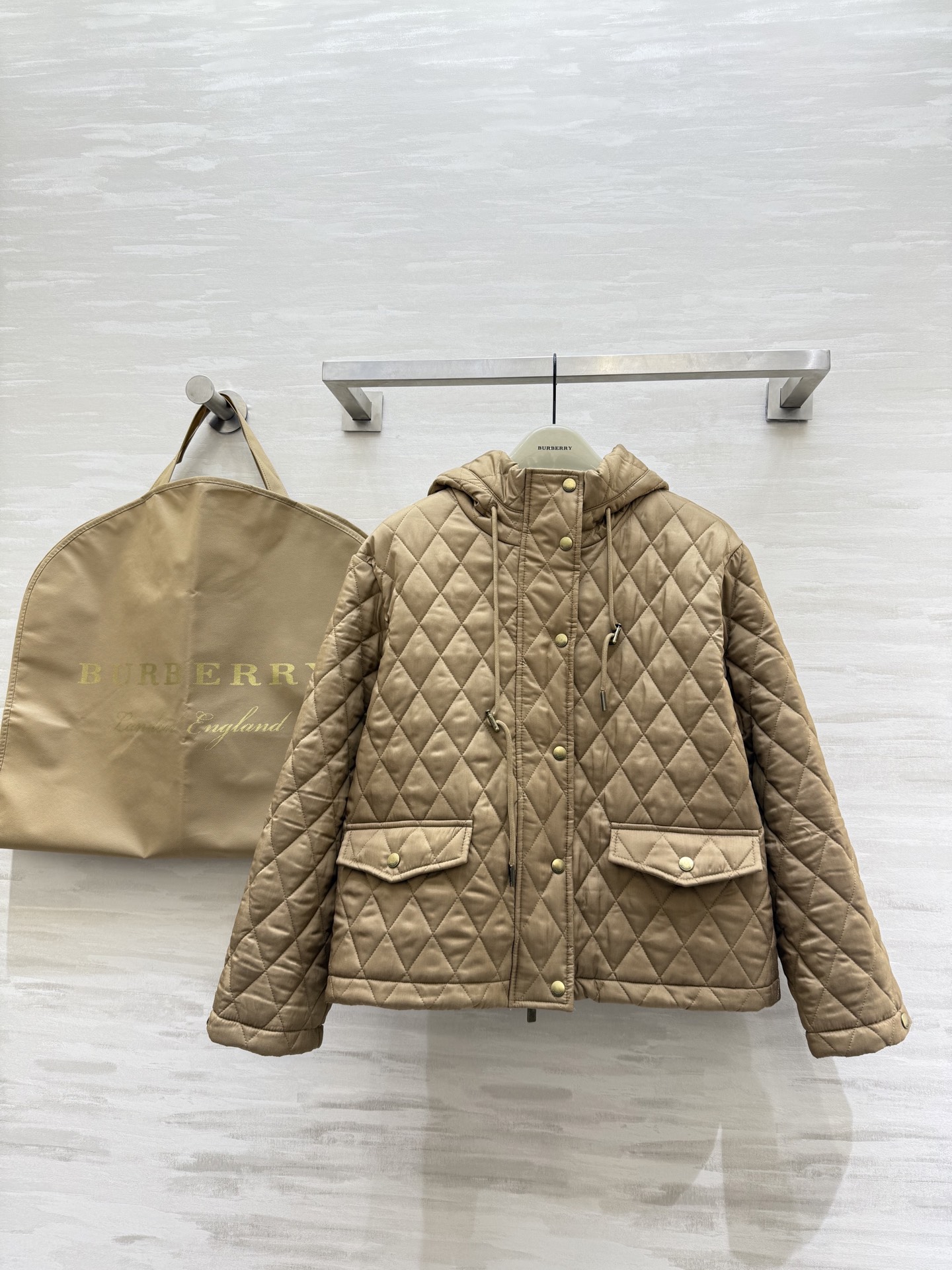 NO:588708,#Burberr new autumn and winter quilted hooded cotton jacket, classic diamond quilting + nylon fabric, light and warm!  Short design + hooded drawstring, casual and practical, looks good with jeans or skirts, can be worn for commuting and leisure, quilting technology improves texture, nylon material is easy to care for, both fashionable and functional, a must-have for autumn and winter wardrobe, high-quality customization, available in stock first size S/M/L (S size bust 108, length 53), burberry, skirts, jeans, hats, alexander wang19860909#Burberr秋冬新款 绗缝连帽棉服 经典菱形绗缝＋尼龙面料 轻盈又保暖！短款设计＋连帽抽绳 休闲又实用 配牛仔裤或半裙都好看 通勤休闲都能穿 绗缝工艺提升质感 尼龙材质易打理 时尚与功能兼具 秋冬衣橱必备 高品质定制 现货首发sizeS/M/L（s码胸围108,衣长53）,,burberry,skirts,jeans,hats,alexander wang,Women's clothing