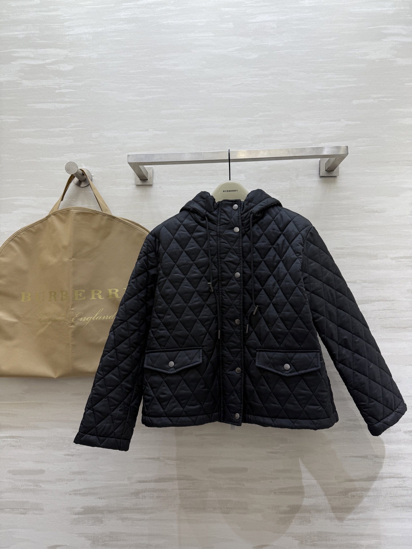 NO:588715,#Burberr new autumn and winter quilted hooded cotton jacket, classic diamond quilting + nylon fabric, light and warm!  Short design + hooded drawstring, casual and practical, looks good with jeans or skirts, can be worn for commuting and leisure, quilting technology improves texture, nylon material is easy to care for, both fashionable and functional, a must-have for autumn and winter wardrobe, high-quality customization, available in stock first size S/M/L (S size bust 108, length 53), burberry, skirts, jeans, hats, alexander wang19860909#Burberr秋冬新款 绗缝连帽棉服 经典菱形绗缝＋尼龙面料 轻盈又保暖！短款设计＋连帽抽绳 休闲又实用 配牛仔裤或半裙都好看 通勤休闲都能穿 绗缝工艺提升质感 尼龙材质易打理 时尚与功能兼具 秋冬衣橱必备 高品质定制 现货首发sizeS/M/L（s码胸围108,衣长53）,,burberry,skirts,jeans,hats,alexander wang,Women's clothing