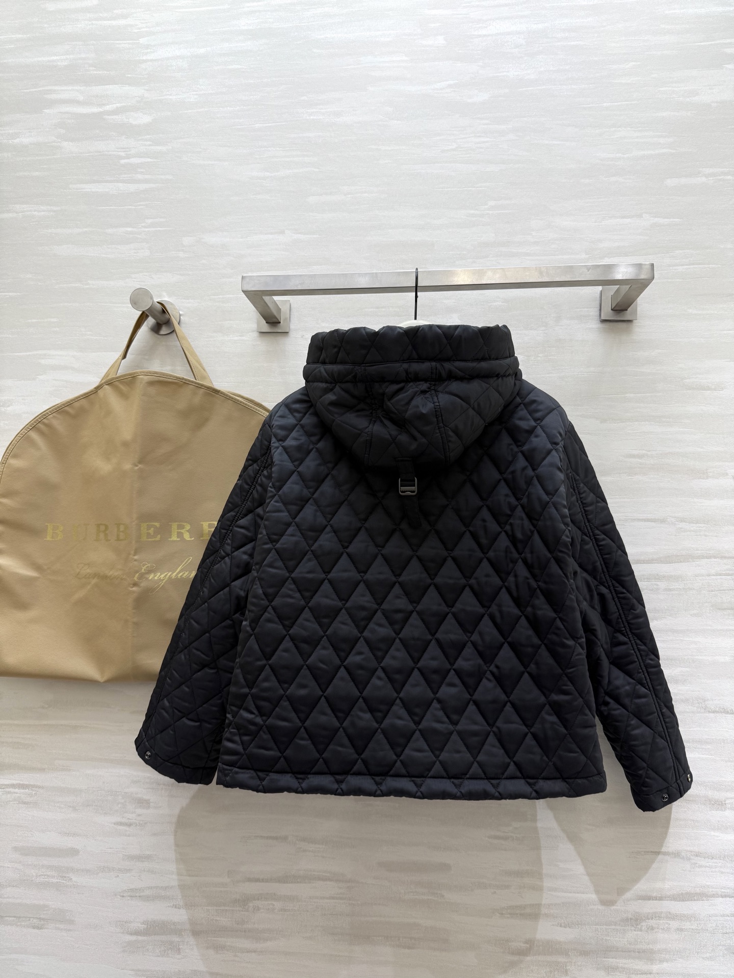 #Burberr♡²⁵秋冬新款 绗缝连帽棉服 经典菱形绗缝＋尼龙面料 轻盈又保暖！短款设计＋连帽抽绳 休