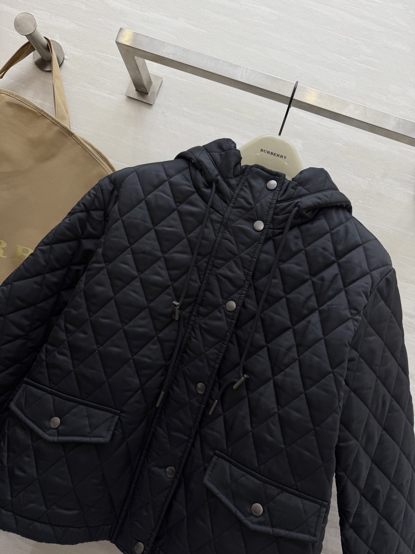#Burberr♡²⁵秋冬新款 绗缝连帽棉服 经典菱形绗缝＋尼龙面料 轻盈又保暖！短款设计＋连帽抽绳 休