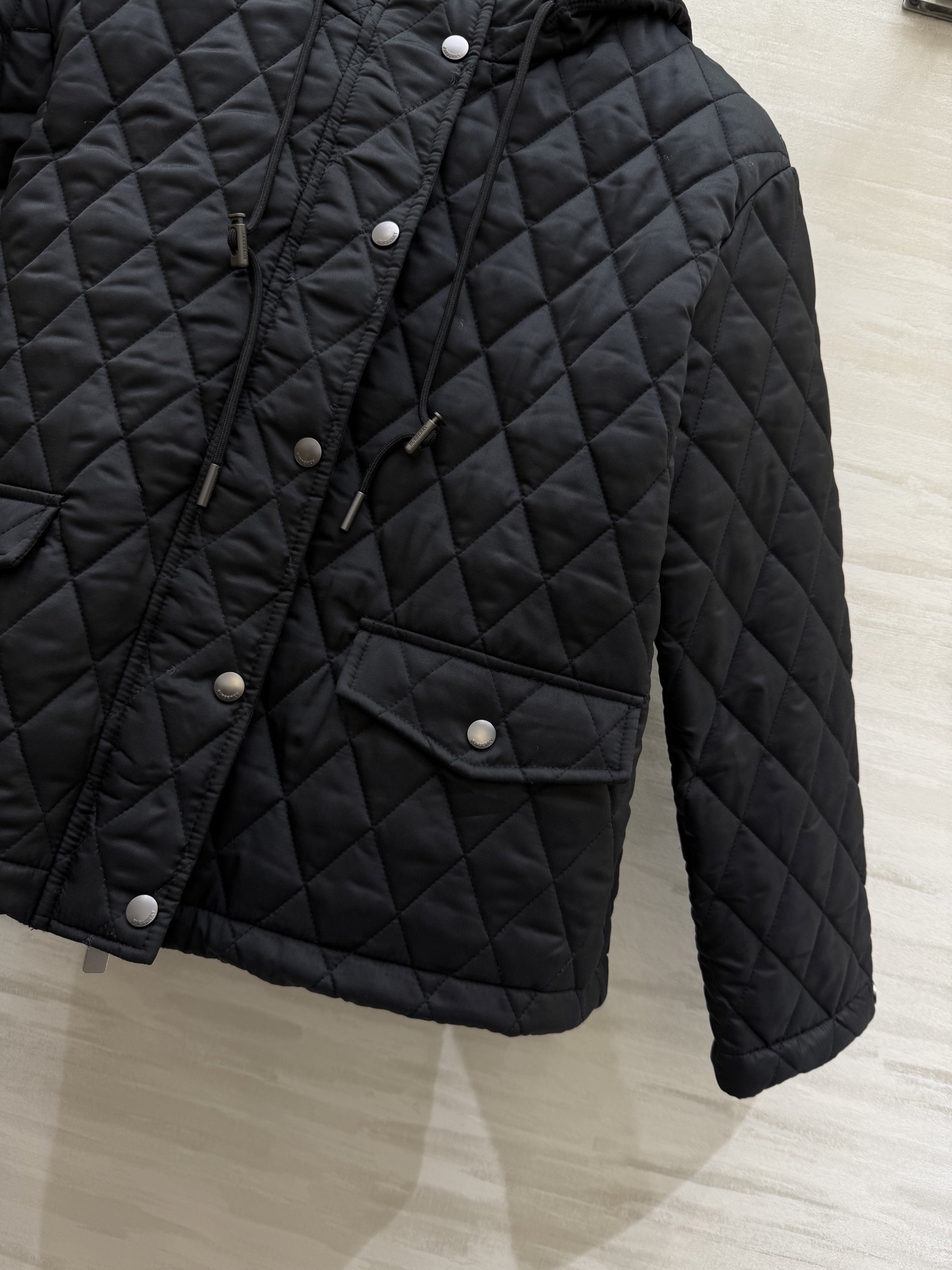 #Burberr♡²⁵秋冬新款 绗缝连帽棉服 经典菱形绗缝＋尼龙面料 轻盈又保暖！短款设计＋连帽抽绳 休