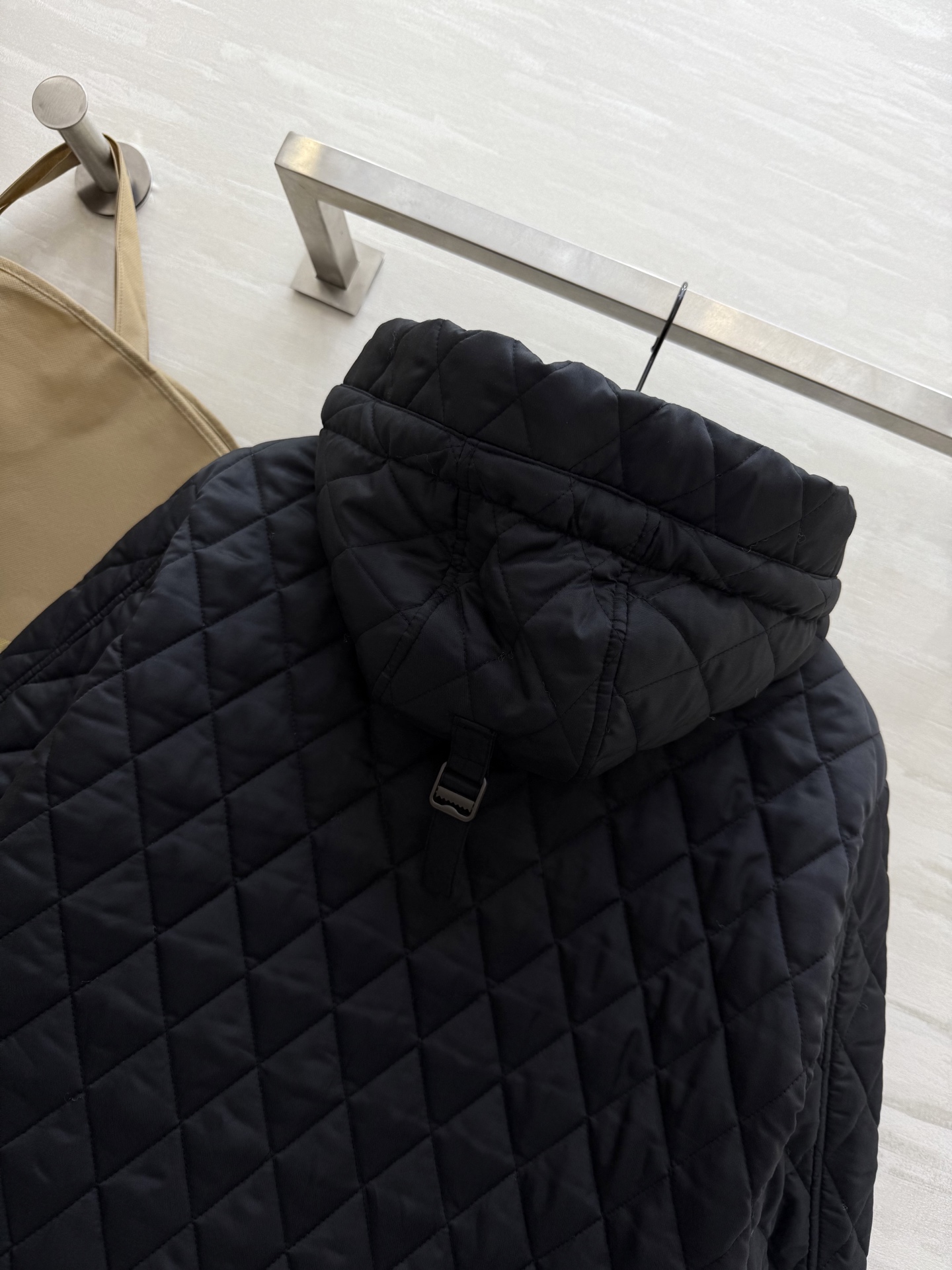 #Burberr♡²⁵秋冬新款 绗缝连帽棉服 经典菱形绗缝＋尼龙面料 轻盈又保暖！短款设计＋连帽抽绳 休