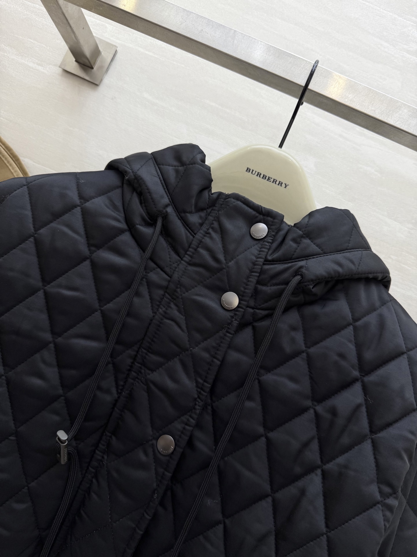 #Burberr♡²⁵秋冬新款 绗缝连帽棉服 经典菱形绗缝＋尼龙面料 轻盈又保暖！短款设计＋连帽抽绳 休