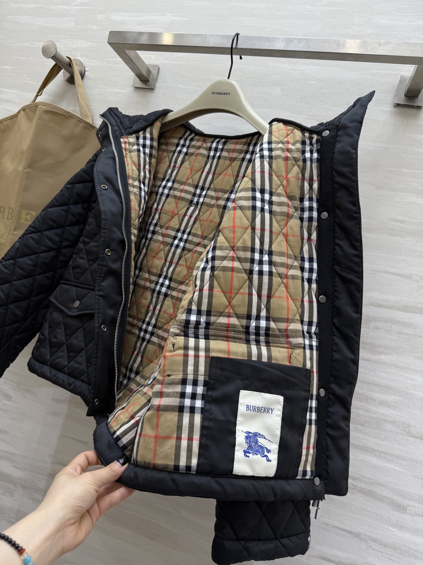 #Burberr♡²⁵秋冬新款 绗缝连帽棉服 经典菱形绗缝＋尼龙面料 轻盈又保暖！短款设计＋连帽抽绳 休