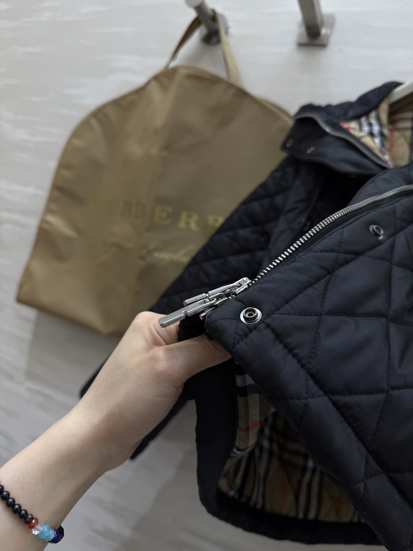 #Burberr♡²⁵秋冬新款 绗缝连帽棉服 经典菱形绗缝＋尼龙面料 轻盈又保暖！短款设计＋连帽抽绳 休