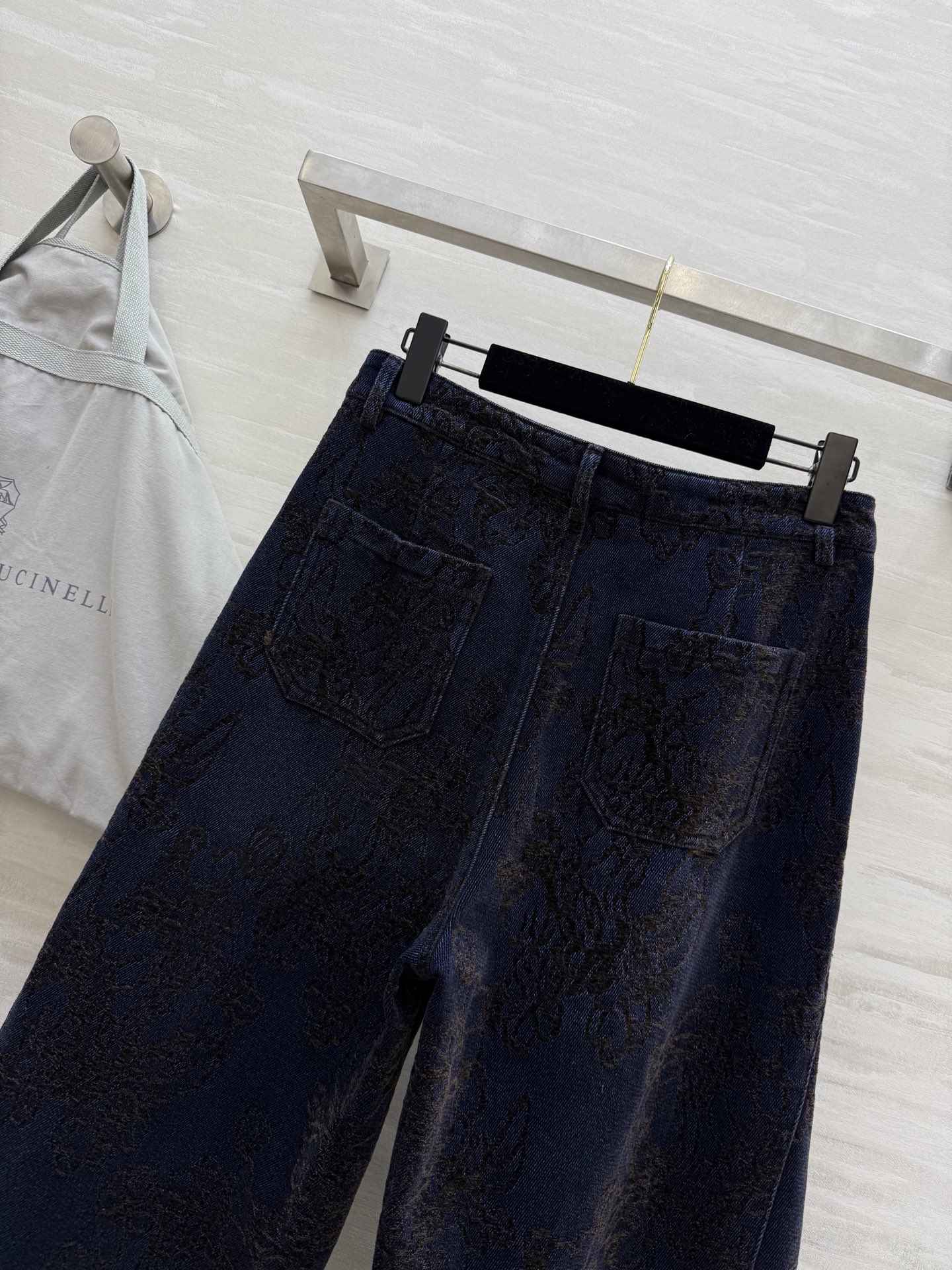 #Brunello Cucinell♡²⁵秋冬新款 重工提花弯刀式牛仔裤 超级无敌爆单款 裤型无敌正！高