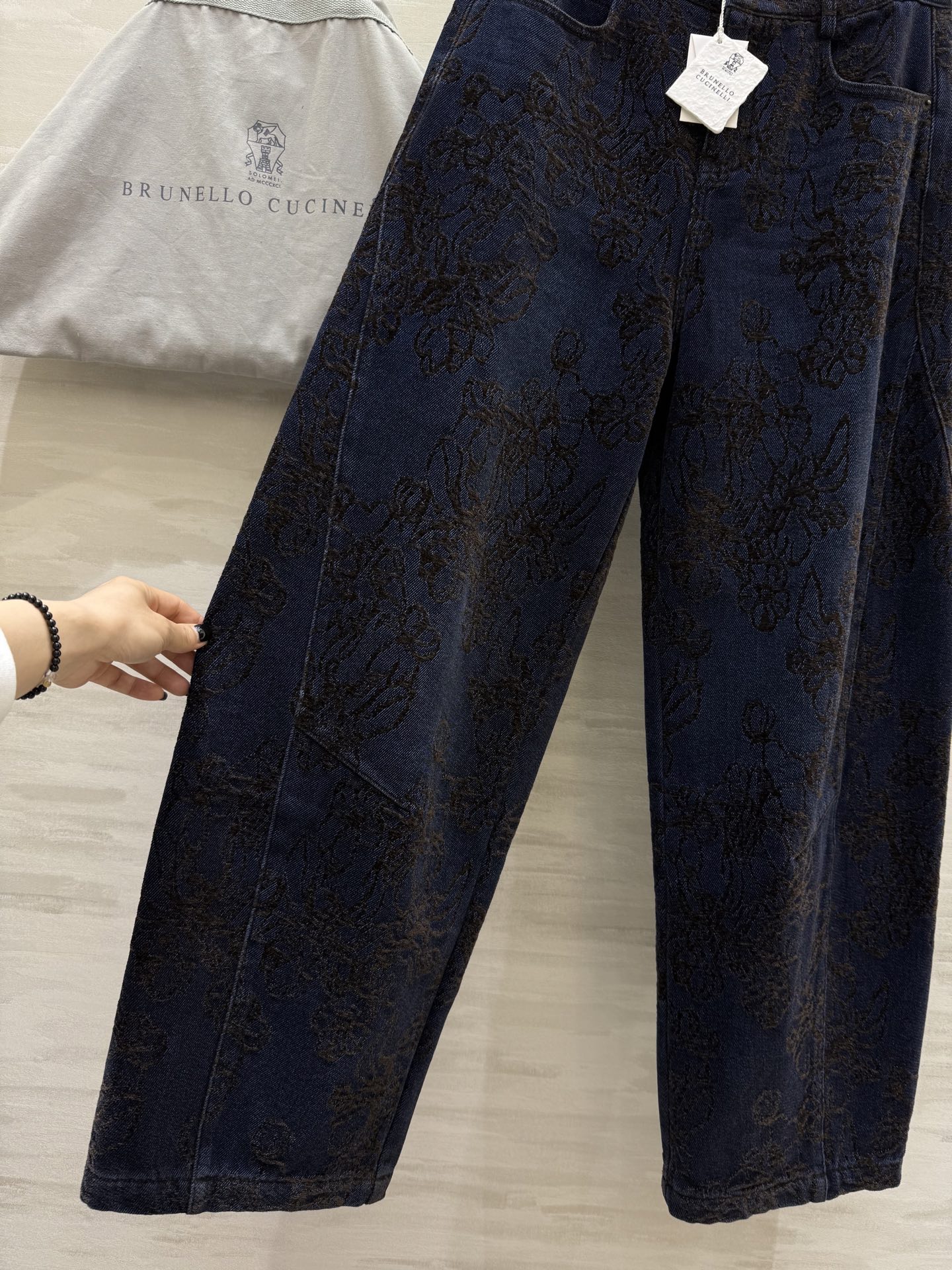 #Brunello Cucinell♡²⁵秋冬新款 重工提花弯刀式牛仔裤 超级无敌爆单款 裤型无敌正！高