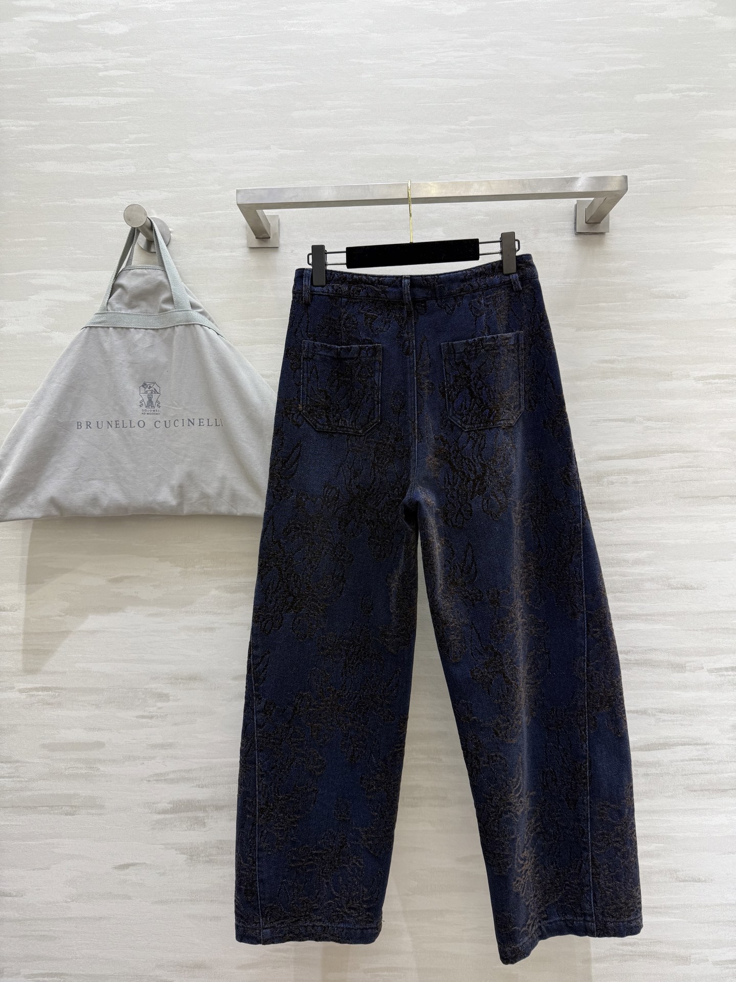 #Brunello Cucinell♡²⁵秋冬新款 重工提花弯刀式牛仔裤 超级无敌爆单款 裤型无敌正！高
