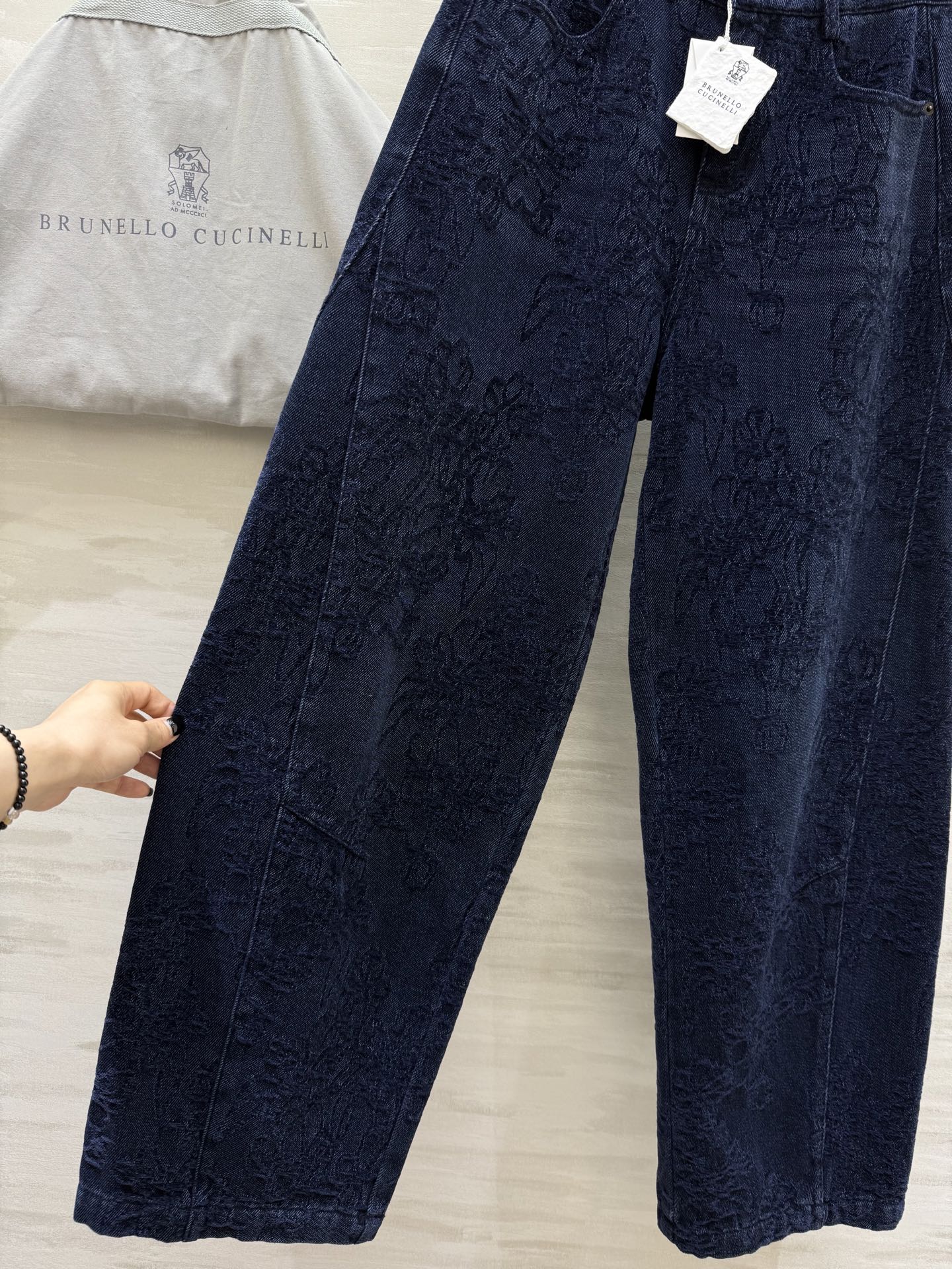 #Brunello Cucinell♡²⁵秋冬新款 重工提花弯刀式牛仔裤 超级无敌爆单款 裤型无敌正！高